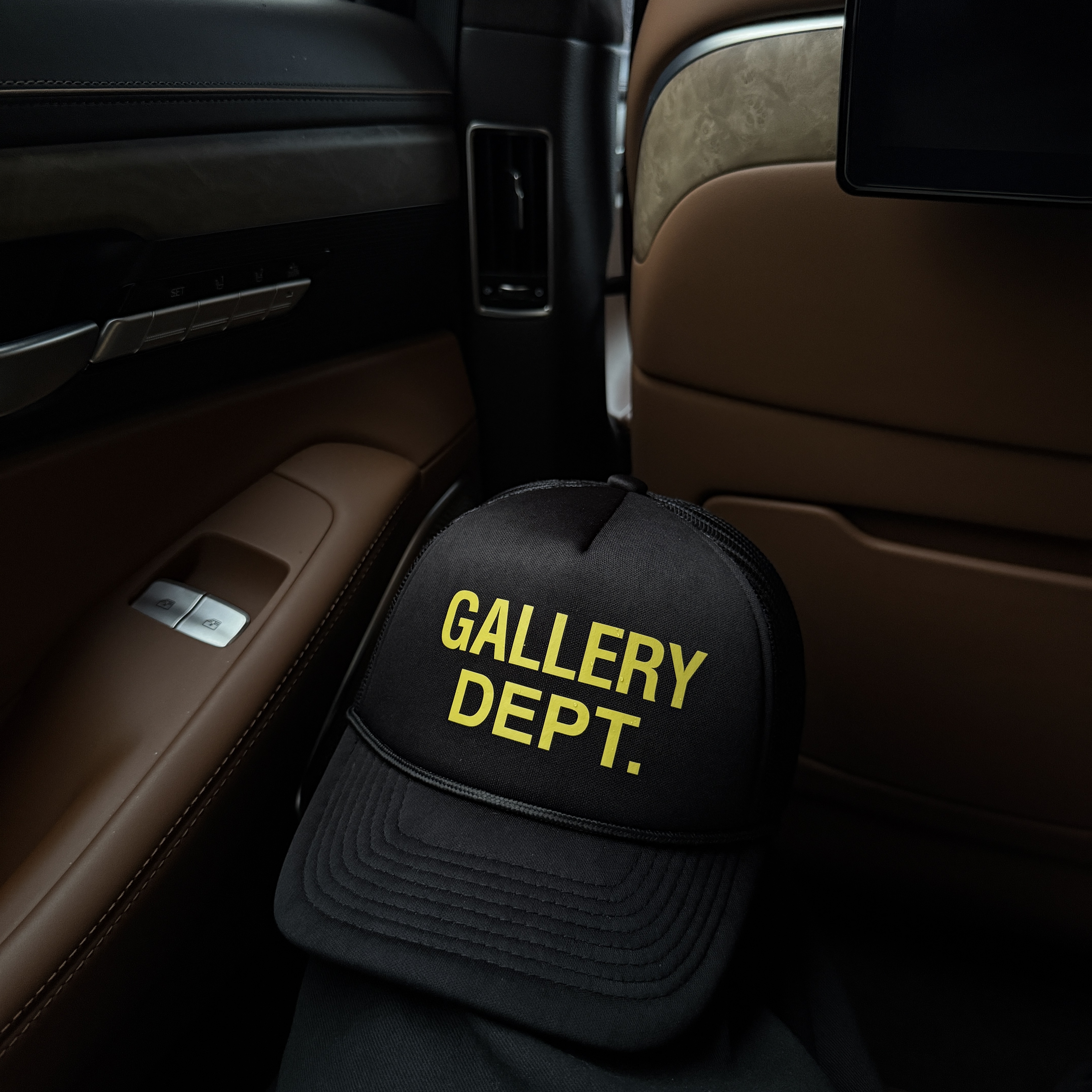 Gallery Dept. GD Trucker Cap Black, BAPE Color Camo College T-Shirt White Purple 착용 스타일 - 2