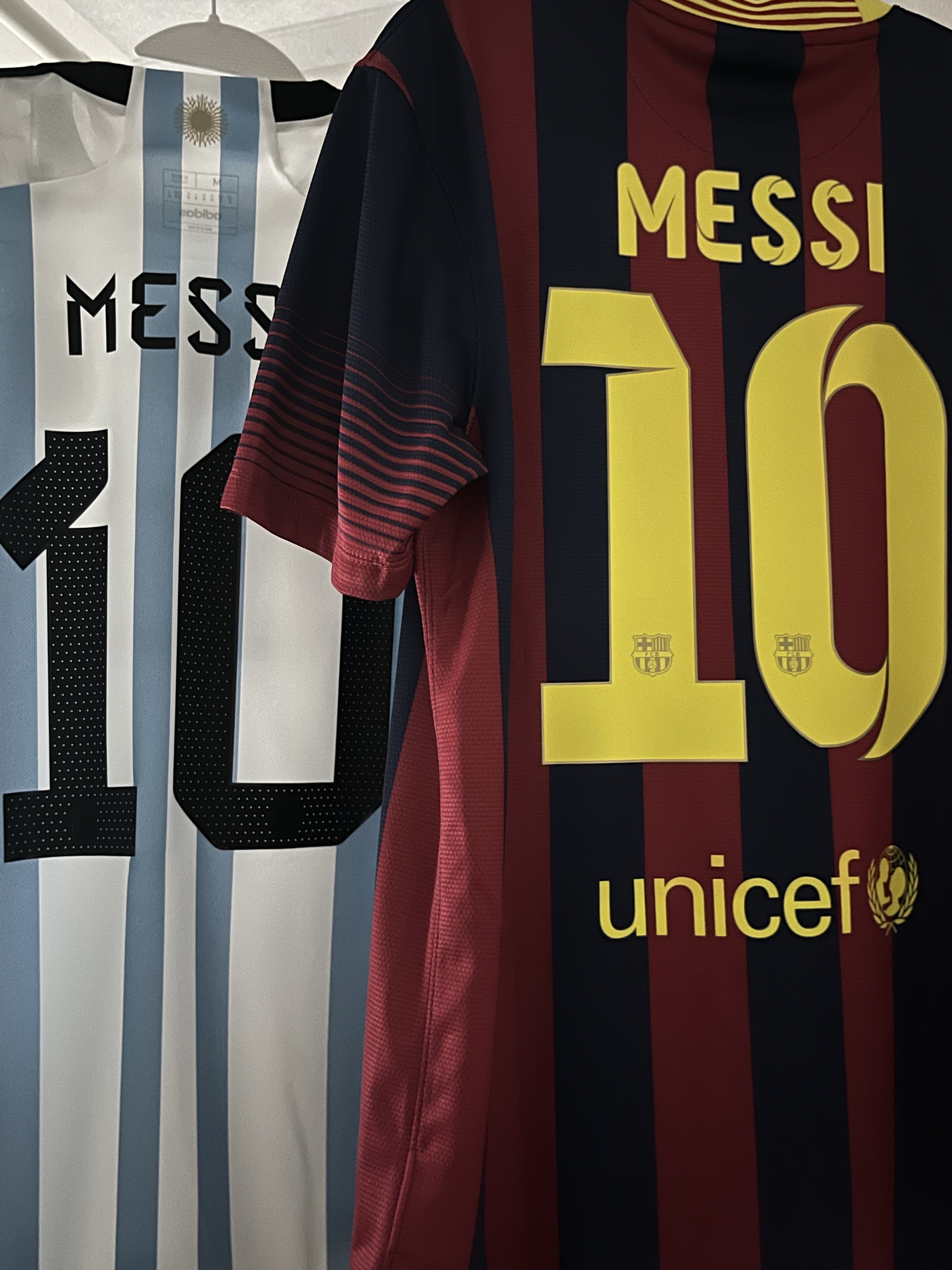 Nike FC Barcelona 2024/25 Dri-Fit Stadium Home Jersey Deep Royal Blue Noble Red (Non Marking Ver.), Nike FC Barcelona 2025/26 Stadium Home Dri-Fit Football Replica Jersey Deep Royal Blue Noble Red (Non Marking Ver.) μ°©μ© μ€νμΌ - 4