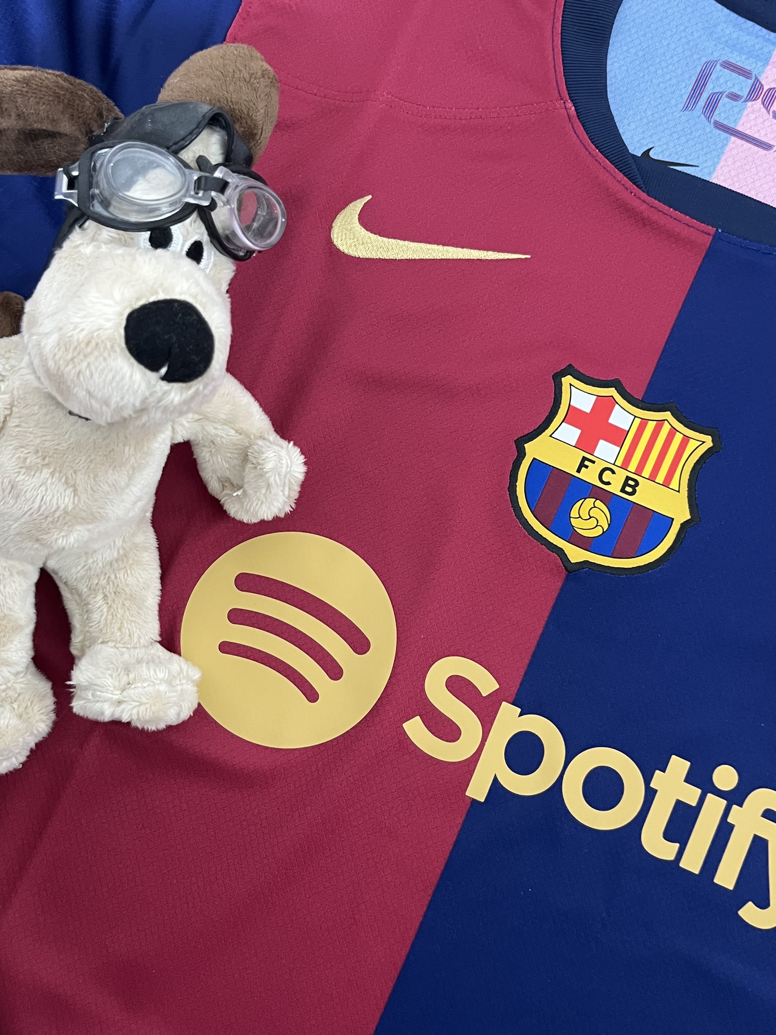 Nike FC Barcelona 2024/25 Dri-Fit Stadium Home Jersey Deep Royal Blue Noble Red (Non Marking Ver.), Nike FC Barcelona 2025/26 Stadium Home Dri-Fit Football Replica Jersey Deep Royal Blue Noble Red (Non Marking Ver.) μ°©μ© μ€νμΌ - 1