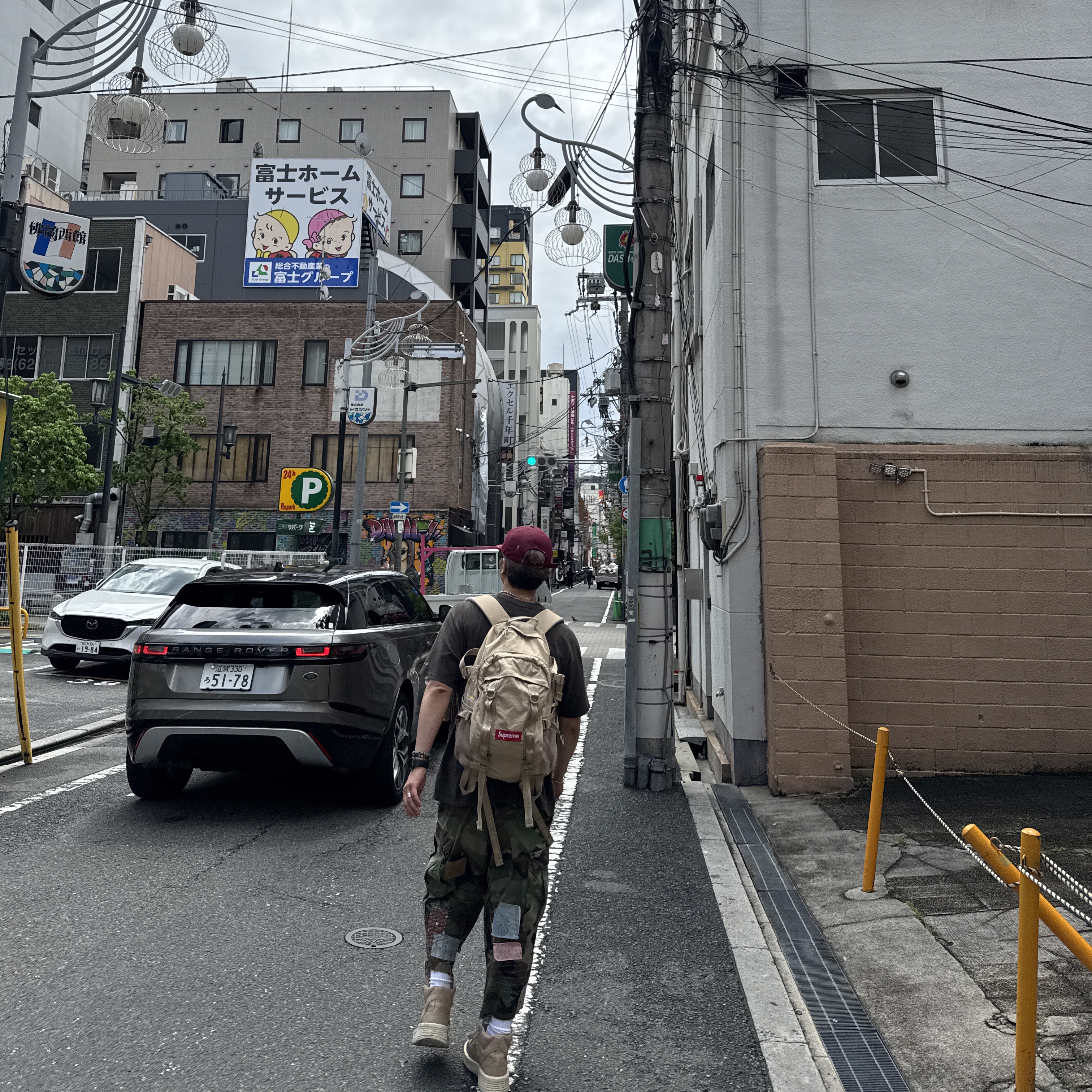 Supreme Backpack Tan - 26SS 착용 스타일