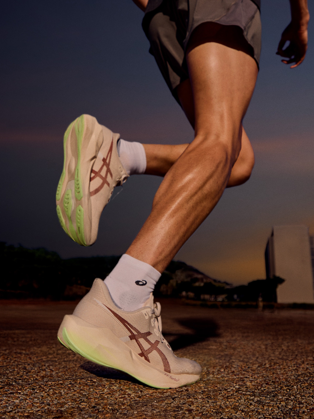 Asics Novablast 6 Rose Dust Illuminate Yellow - 2E Wide, Asics Novablast 6 Rose Dust Illuminate Yellow 착용 스타일 - 2