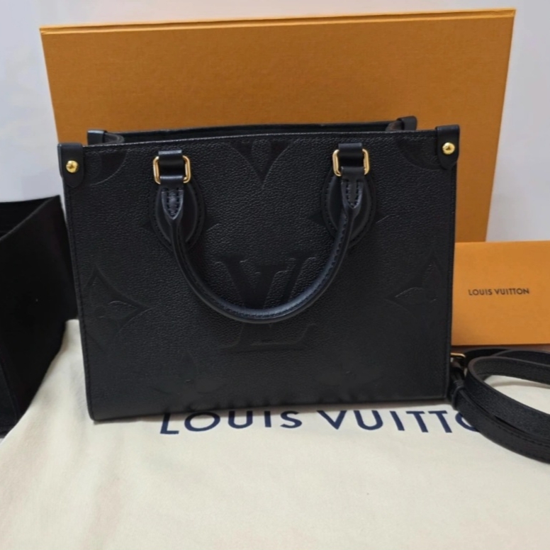 Louis Vuitton Onthego PM Monogram Empreinte Black, Louis Vuitton OnTheGo PM Monogram Empreinte Black 착용 스타일 - 1