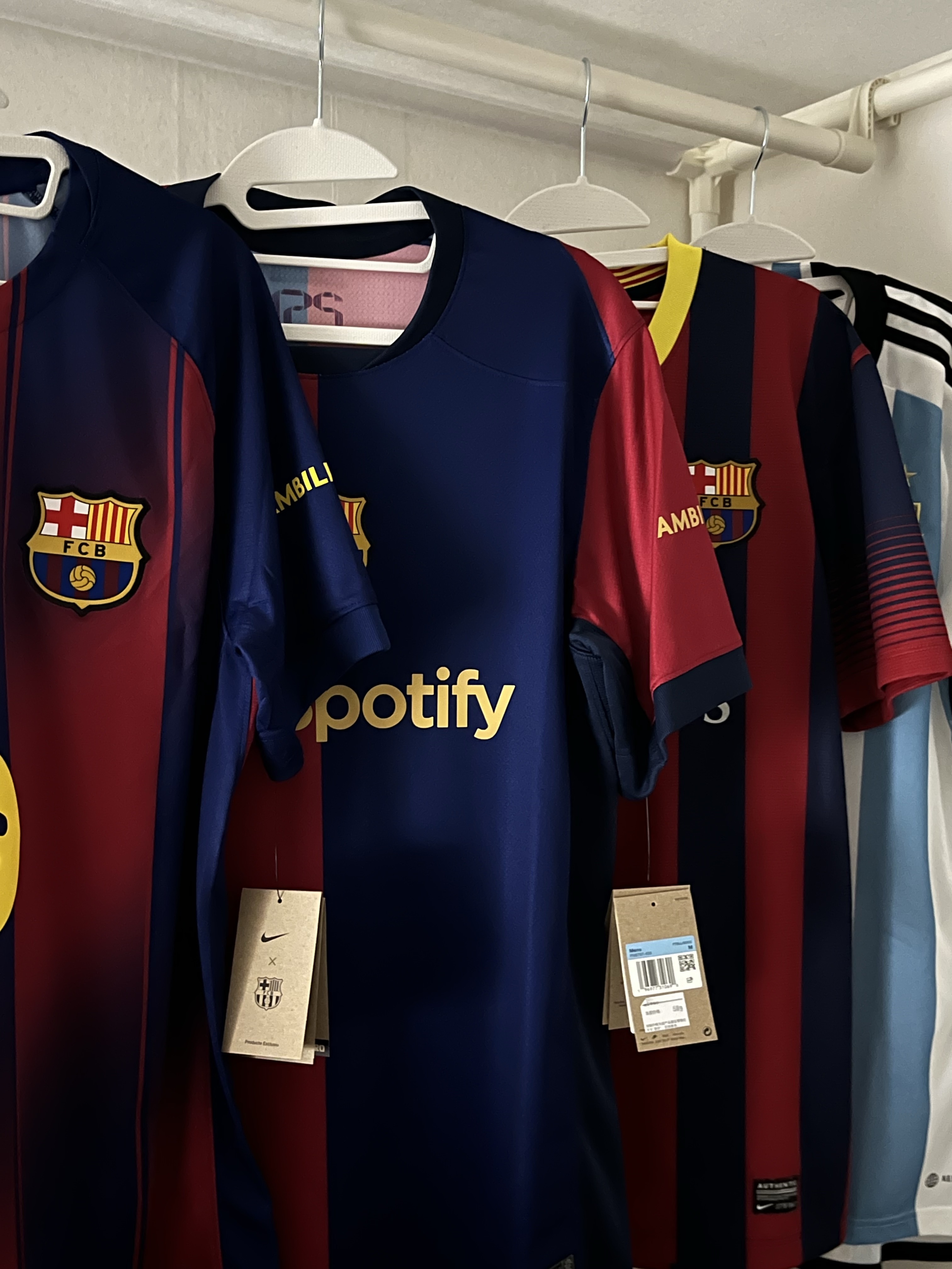 Nike FC Barcelona 2024/25 Dri-Fit Stadium Home Jersey Deep Royal Blue Noble Red (Non Marking Ver.), Nike FC Barcelona 2025/26 Stadium Home Dri-Fit Football Replica Jersey Deep Royal Blue Noble Red (Non Marking Ver.) μ°©μ© μ€νμΌ - 2