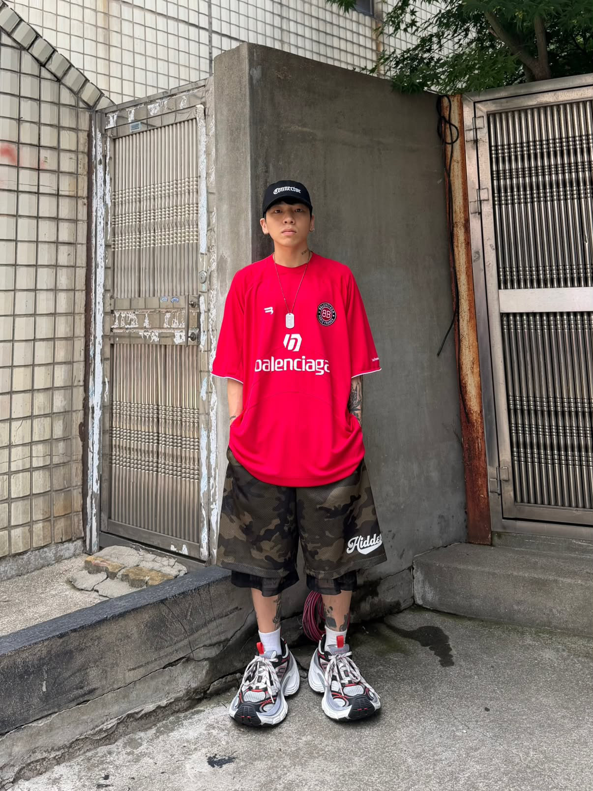 AX CONNECTION Connector Embroidered Cap Black, AX CONNECTION Destroyed Connector Embroidered Cap Black 착용 스타일 - 4