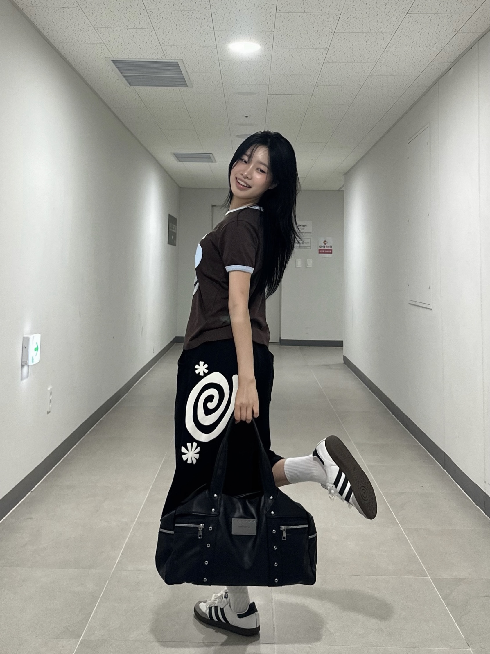 AMOU Molly One Tuck Bermuda Pants Black, AMOU Molly Ringer T-Shirts Brown 착용 스타일 - 1