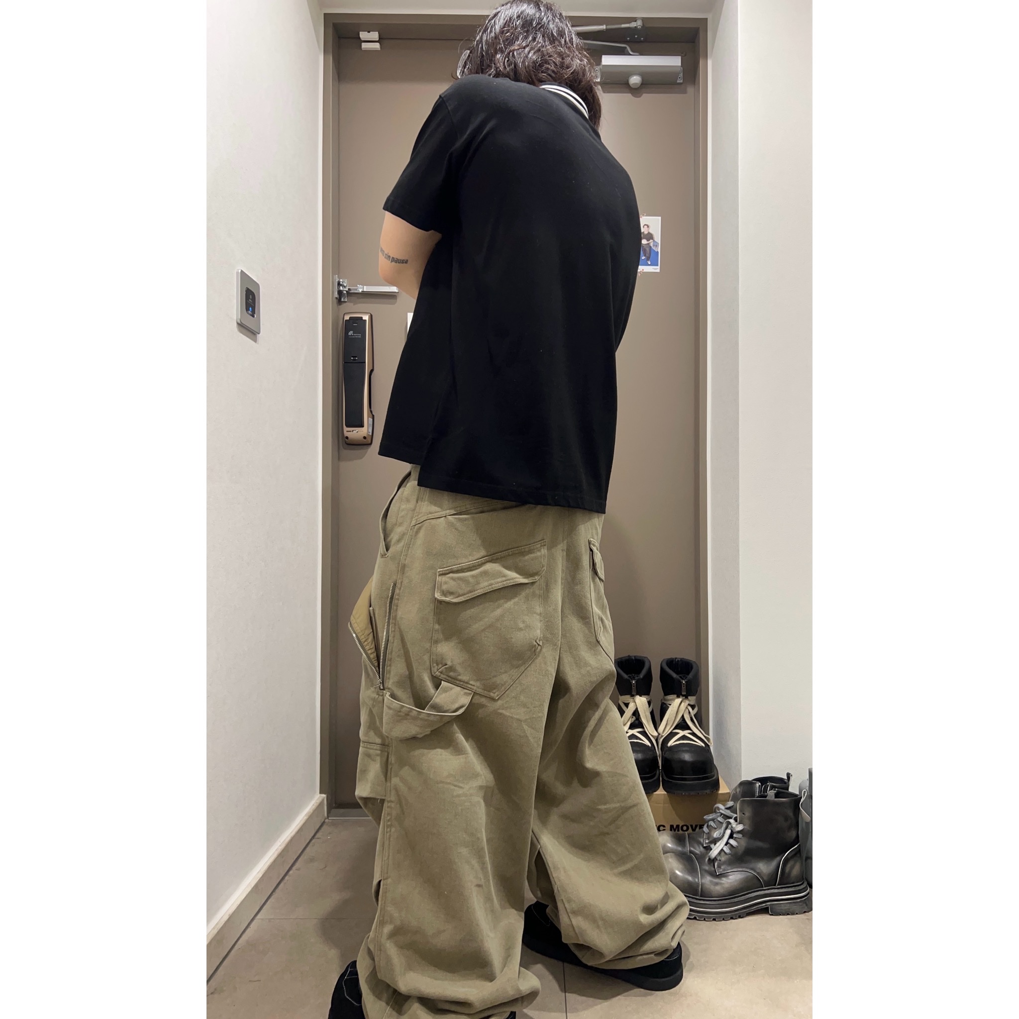MJD Wave Logo Polo Black, Kamien Ground Pants Washed Khaki 착용 스타일 - 2