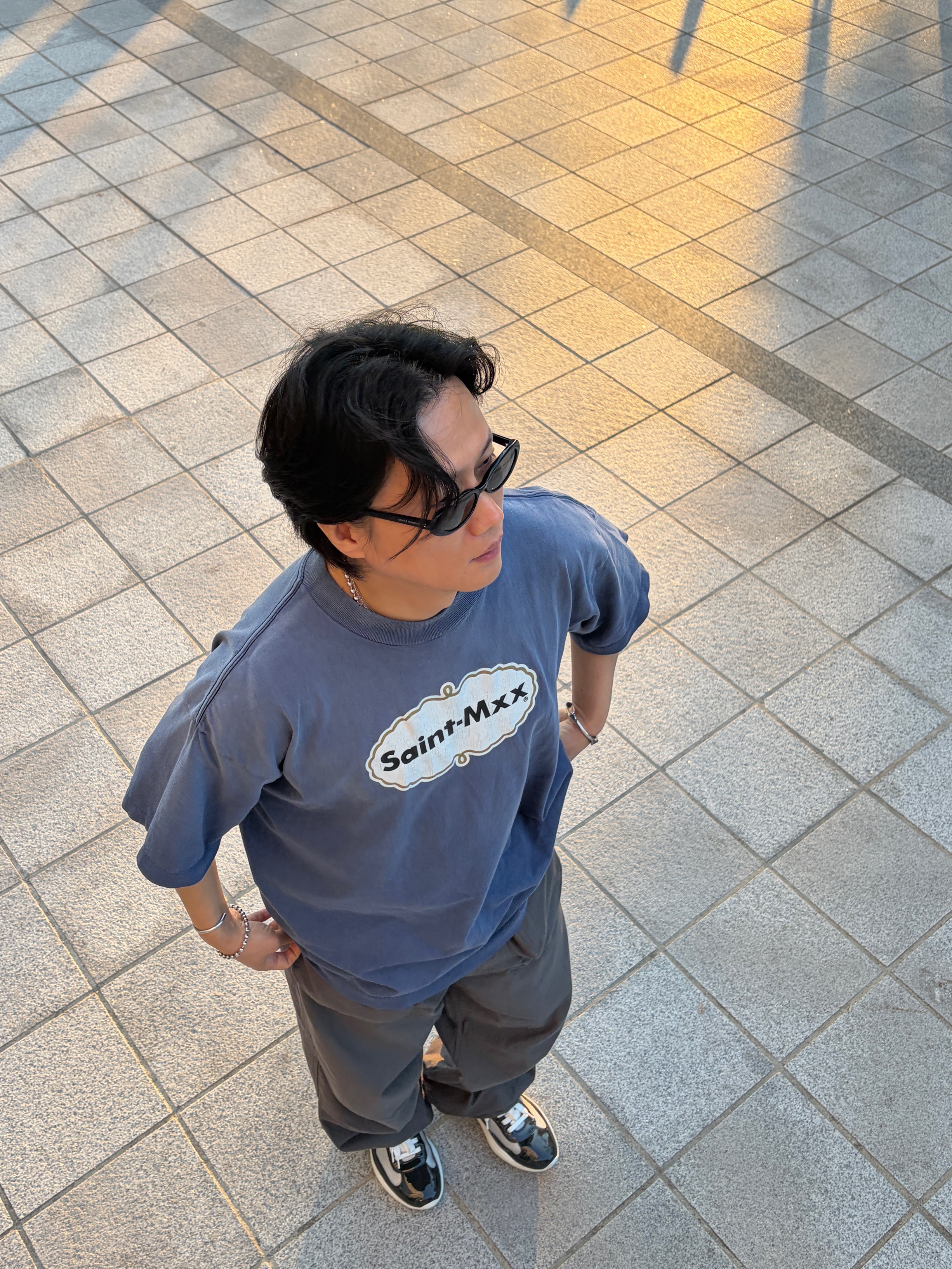 Saint Mxxxxxx Saint MXX S/S T-Shirt Navy - 26SS, Prada Patent Leather and Technical Fabric Prada America's Cup Sneakers Anthracite Gray Silver 착용 스타일 - 1