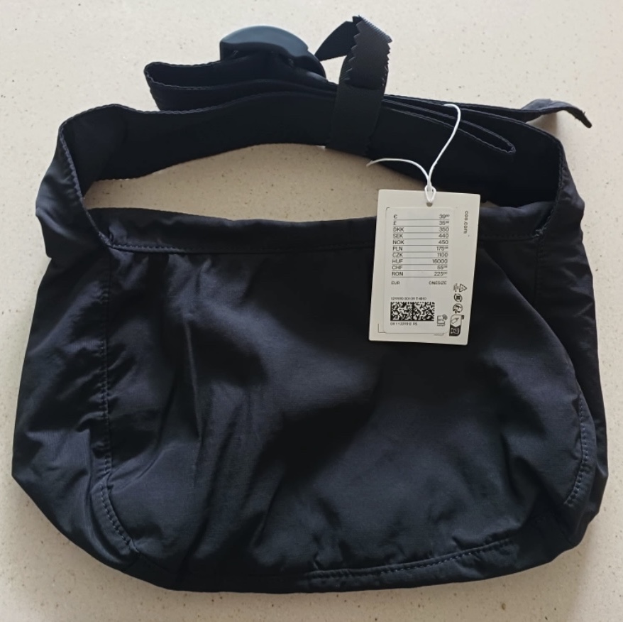 COS Nylon Crossbody Saddle Bag Black 착용 스타일