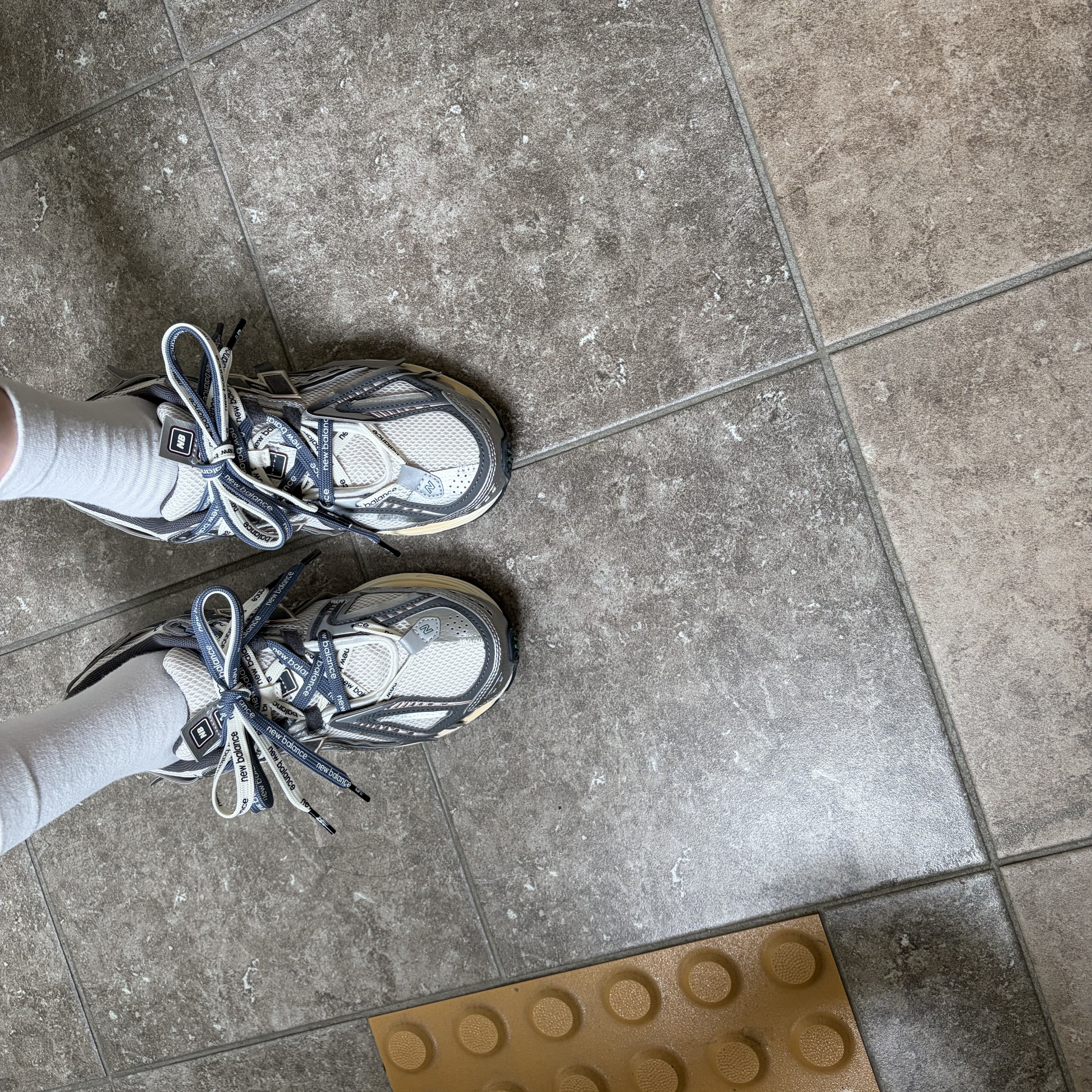 New Balance 1906A Silver Metallic Castlerock 착용 스타일 - 1