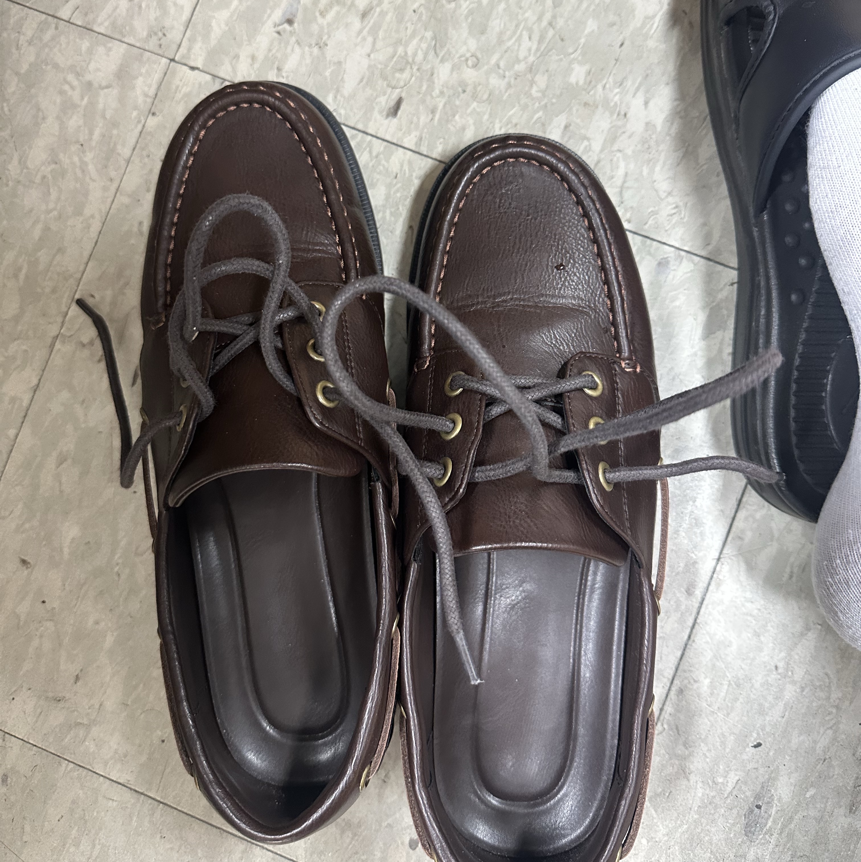 Uniqlo C Deck Shoes Brown 착용 스타일