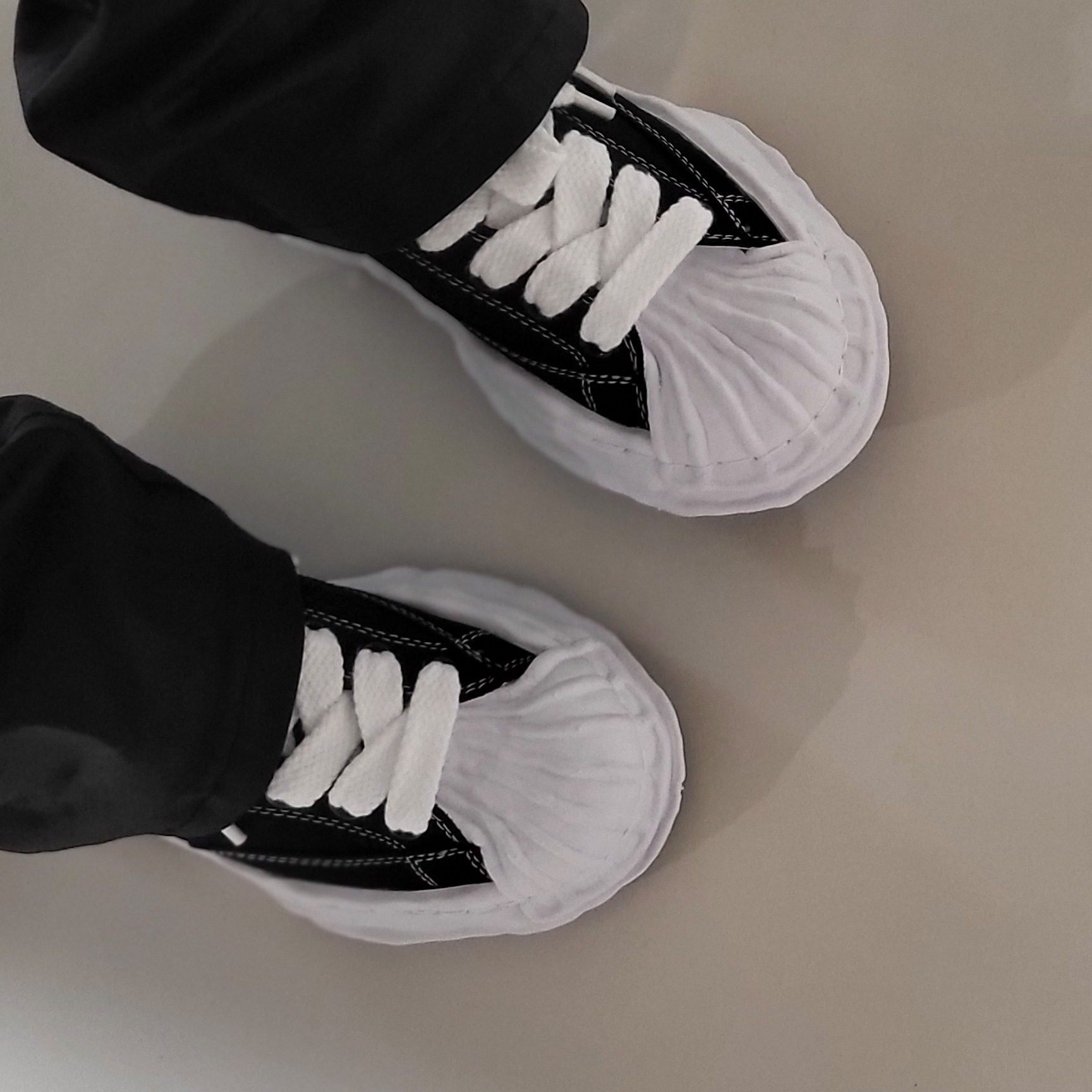 Maison Mihara Yasuhiro Blakey OG Sole Canvas Low-top Sneakers Black White 착용 스타일 - 1