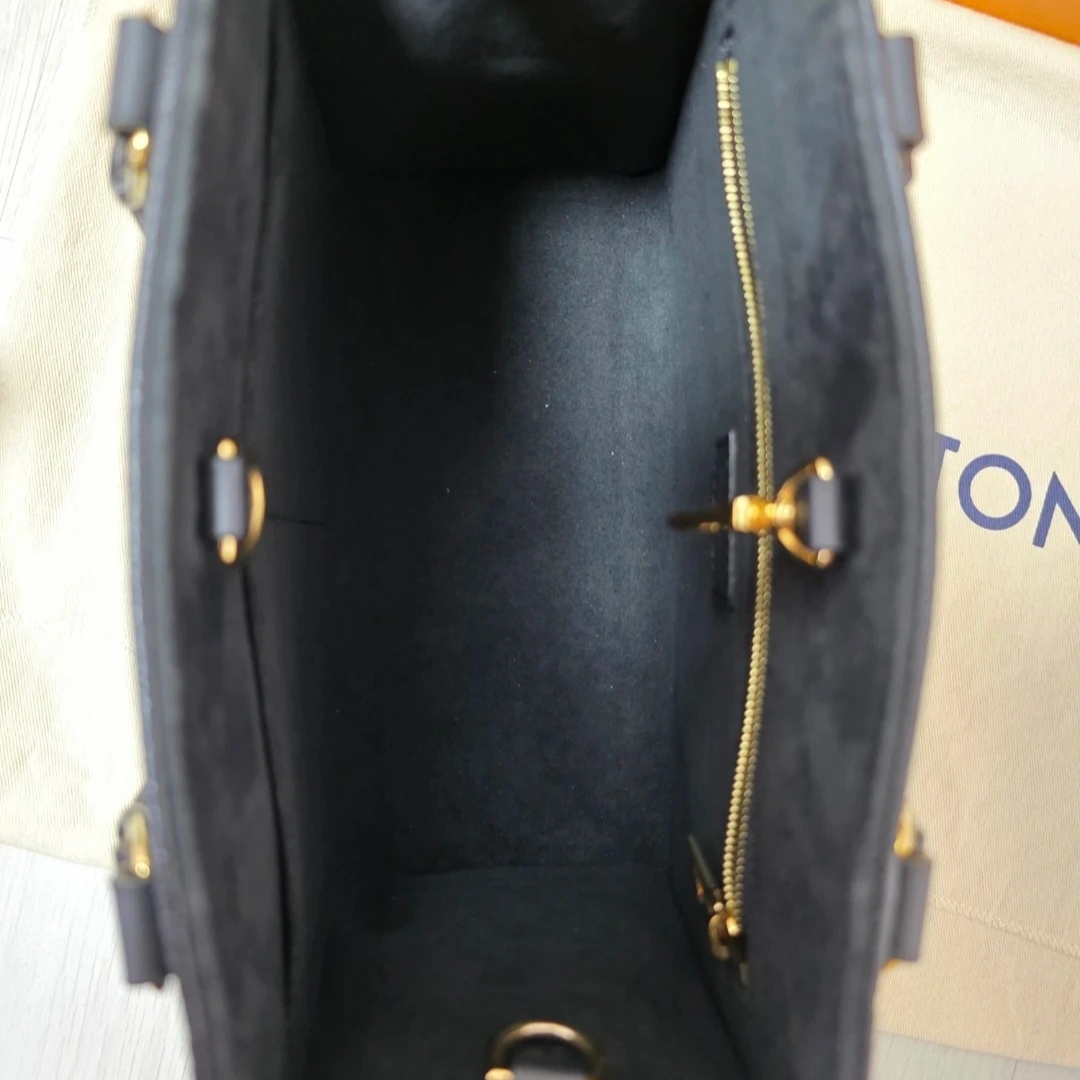 Louis Vuitton Onthego PM Monogram Empreinte Black, Louis Vuitton OnTheGo PM Monogram Empreinte Black 착용 스타일 - 4