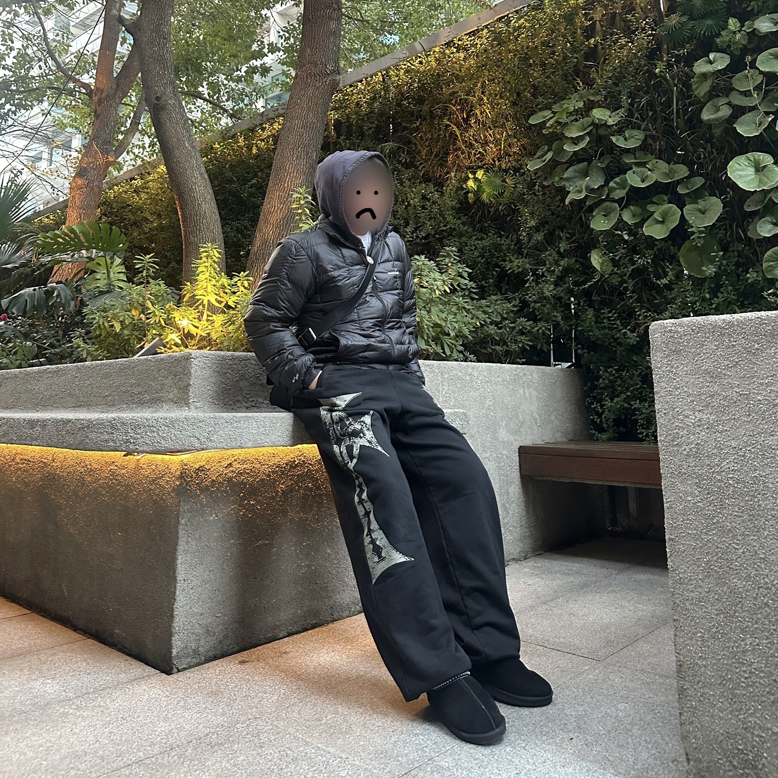 Stussy Refracted Zip Hoodie Black, UGG Tasman II Slipper Black 착용 스타일 - 2