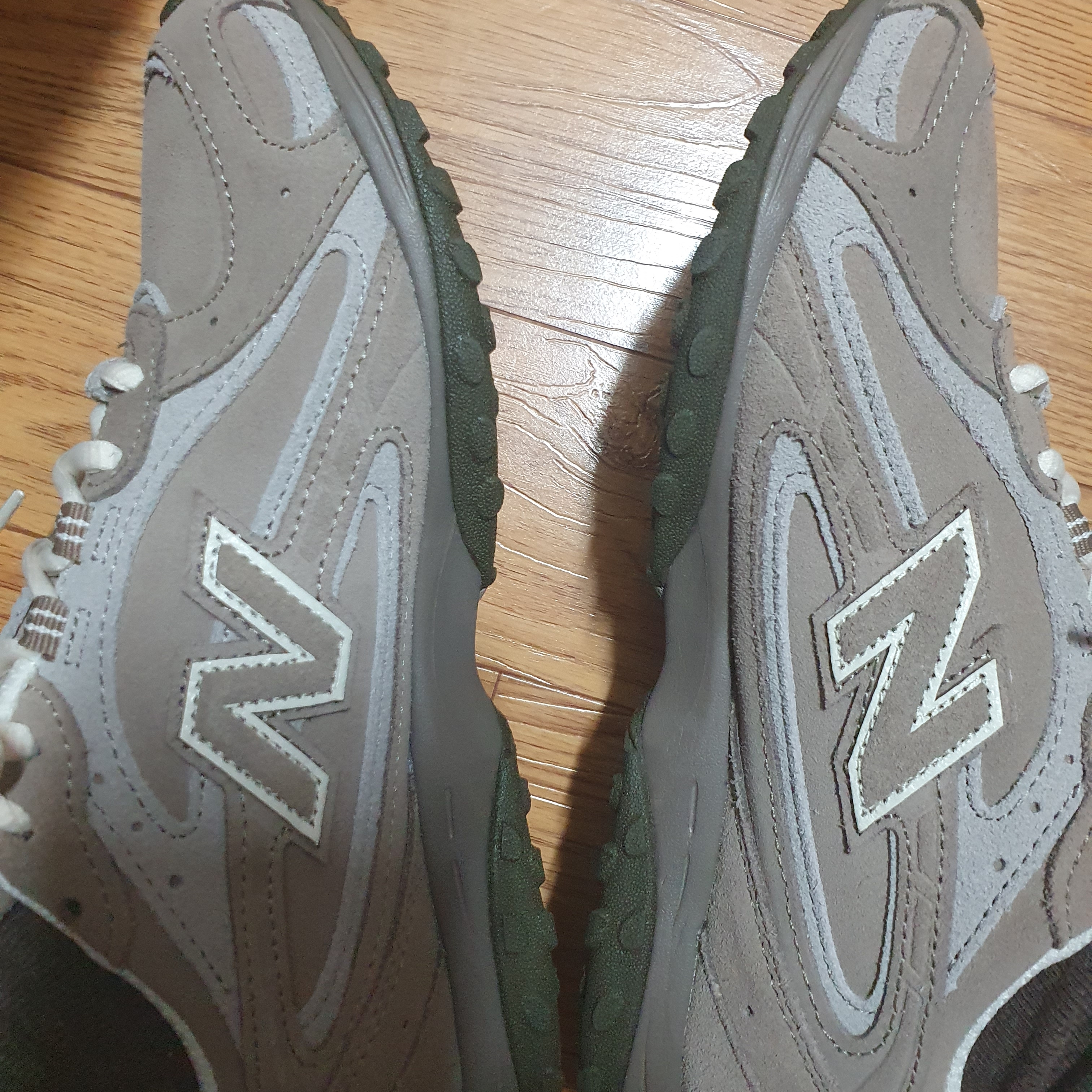 New Balance 204L Suede Mushroom Arid Stone 착용 스타일