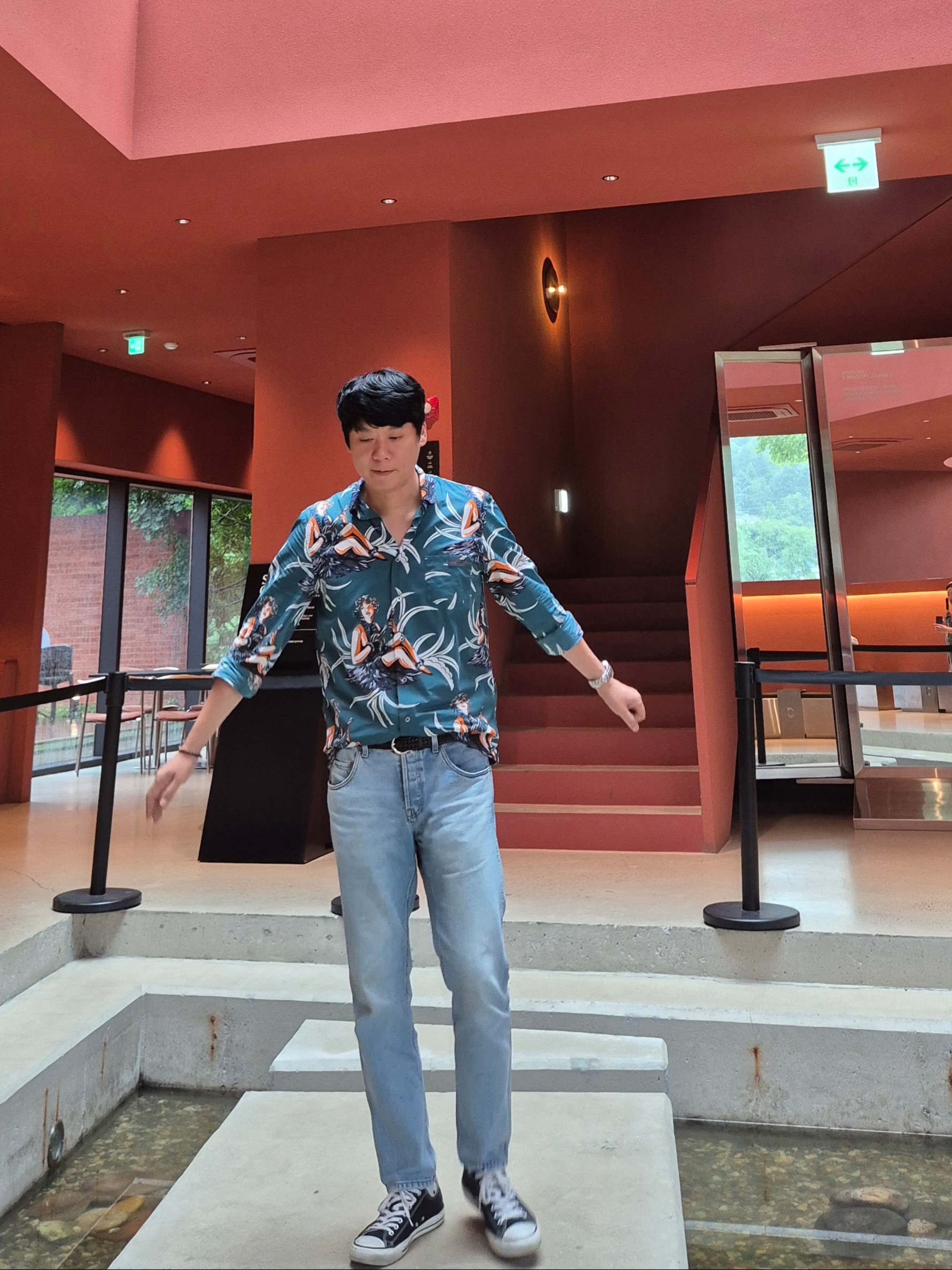 Gucci Straight Leg Denim Pants Light Blue, Converse Chuck Taylor All Star Ox Black 착용 스타일 - 1