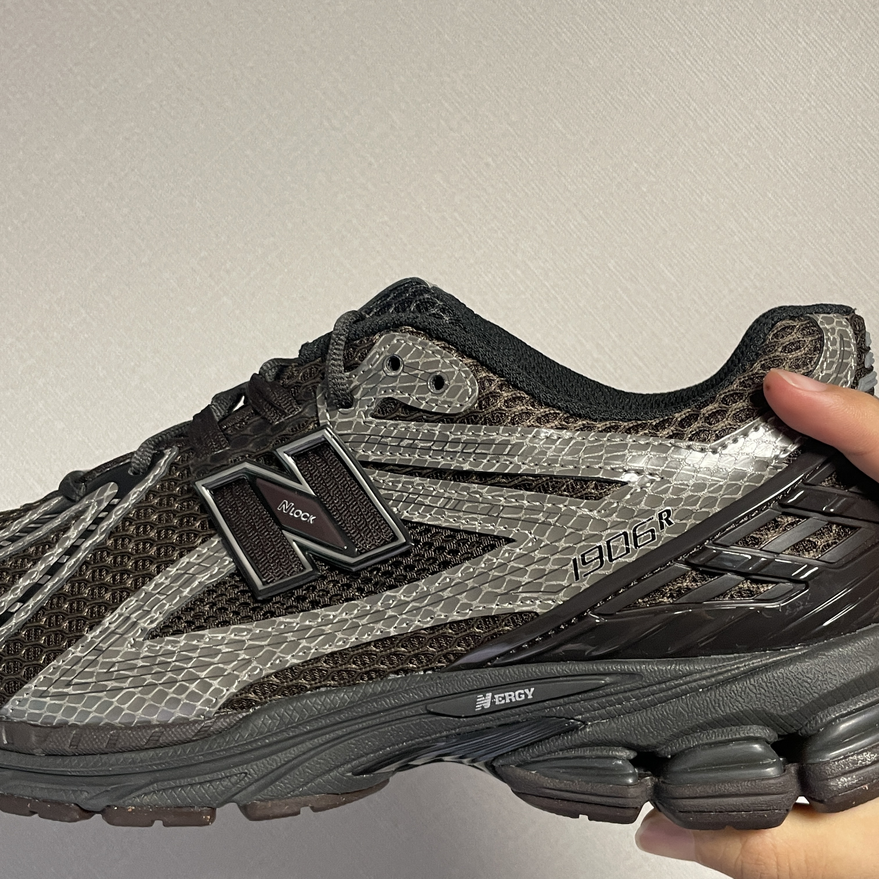 New Balance 1906R Snake Skin Thunder Brown Black 착용 스타일 - 3