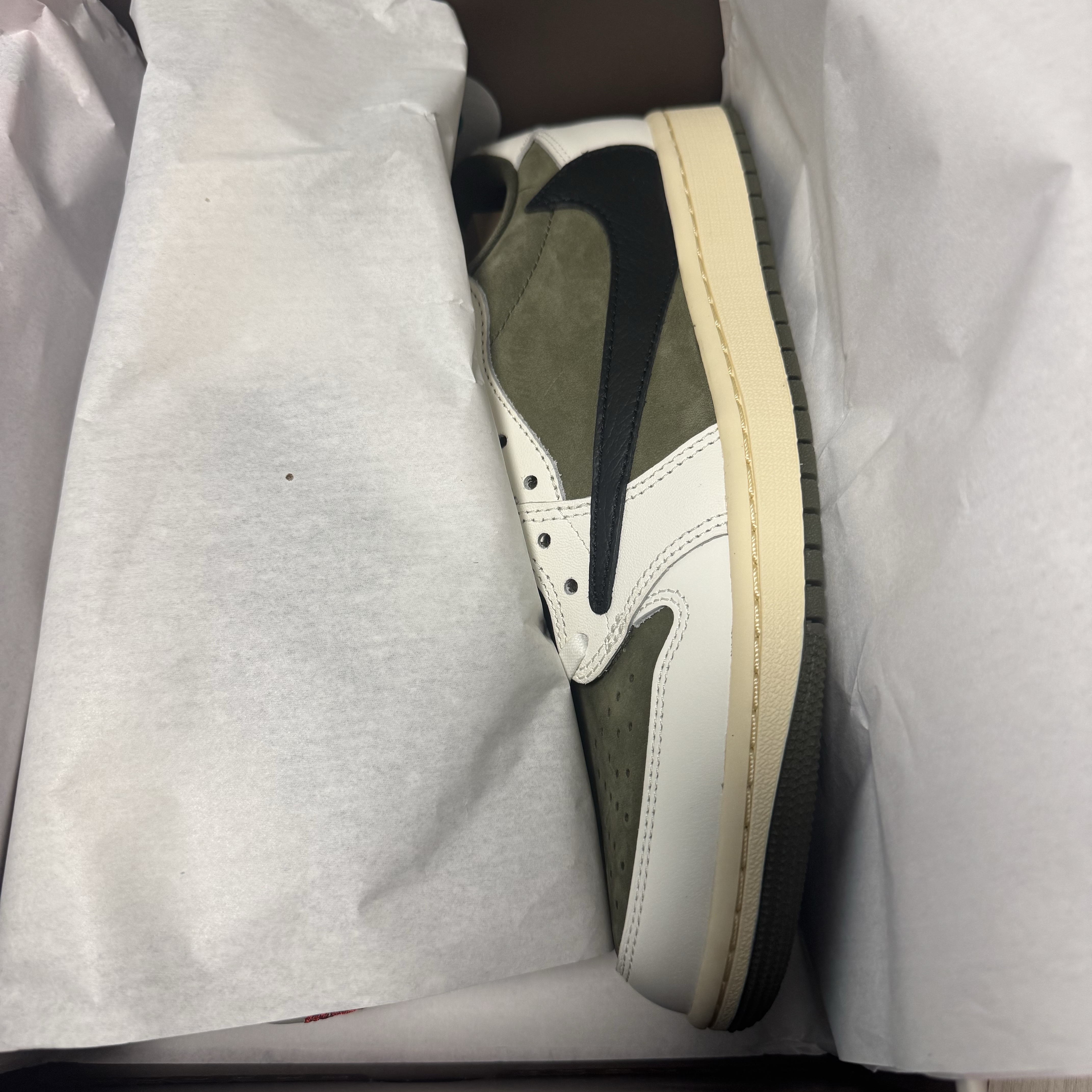 Jordan 1 x Travis Scott Retro Low OG SP Reverse Olive 착용 스타일