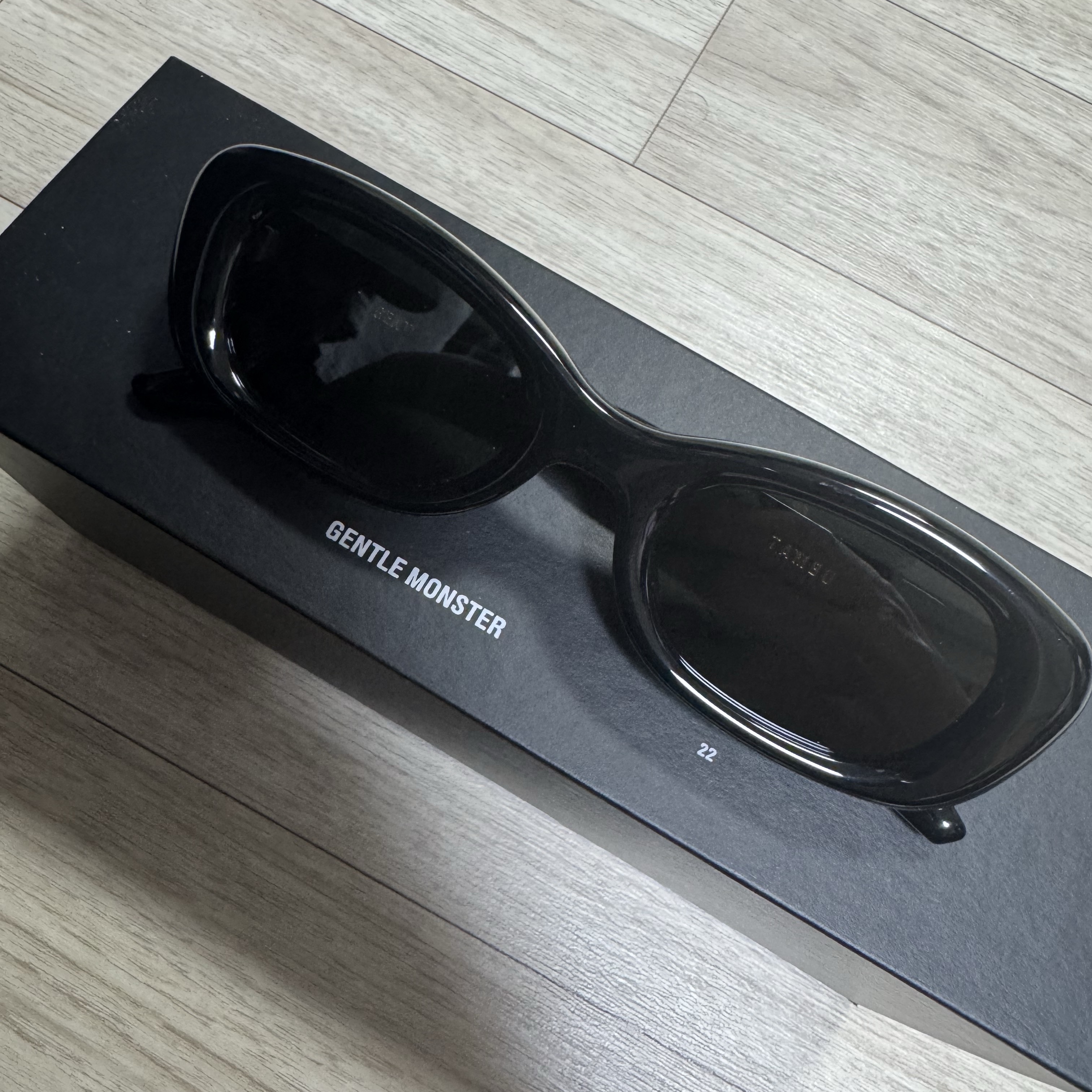 Gentle Monster Tambu 01 Black 착용 스타일
