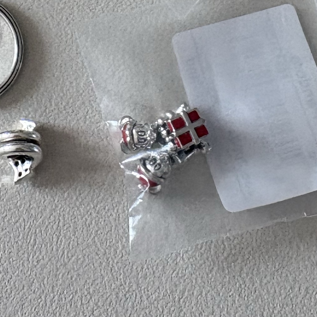 (W) Pandora Disney Mickey and Minnie Mouse Present Charm Sterling Silver Red 착용 스타일
