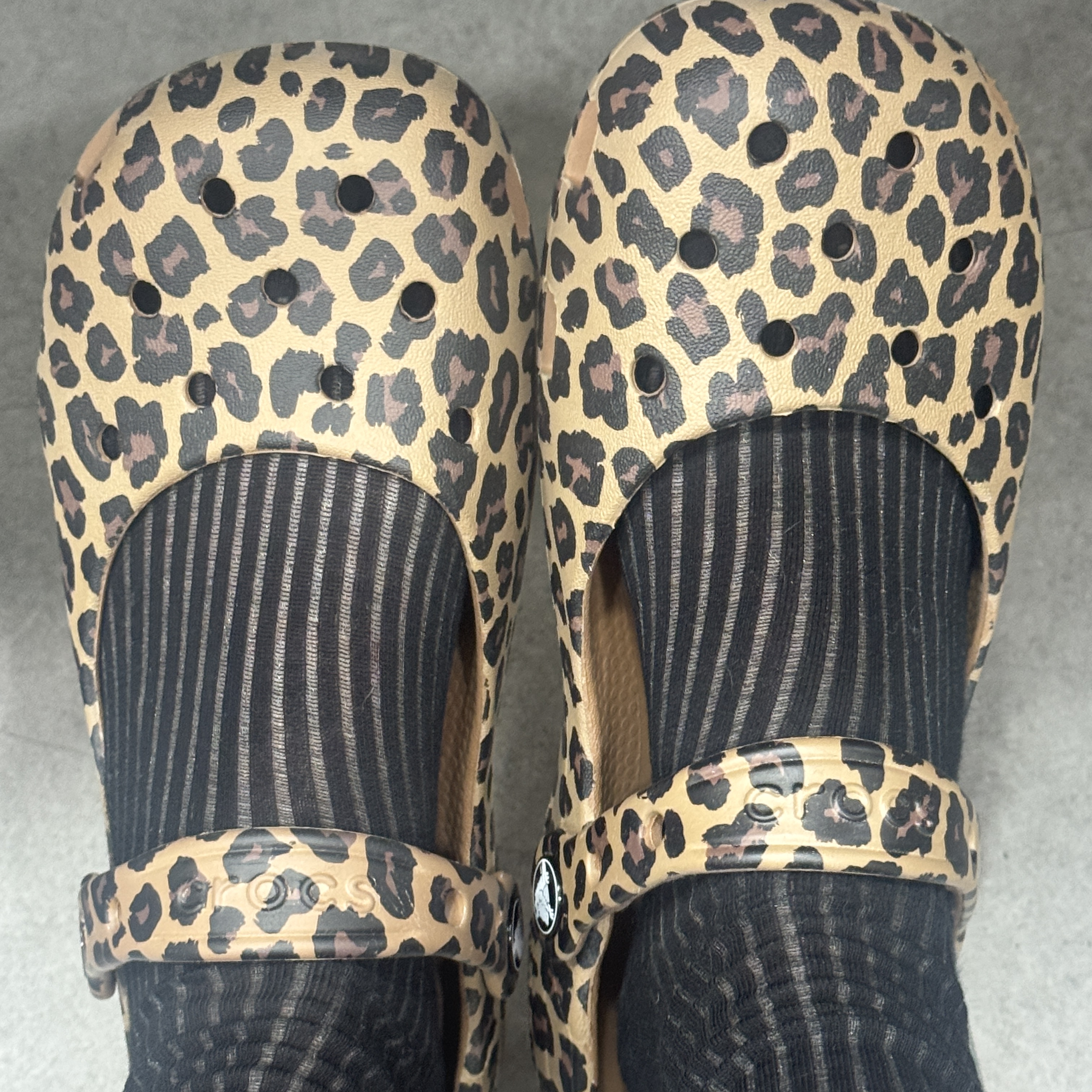 (W) Crocs Classic Animal Ballet Sepia Leopard 착용 스타일