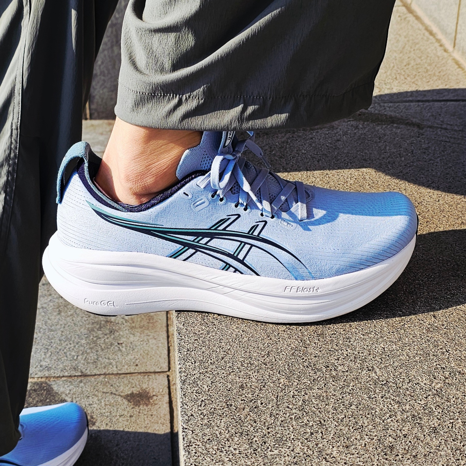 Asics Gel-Nimbus 28 Solid Air Midnight - 2E Wide 착용 스타일