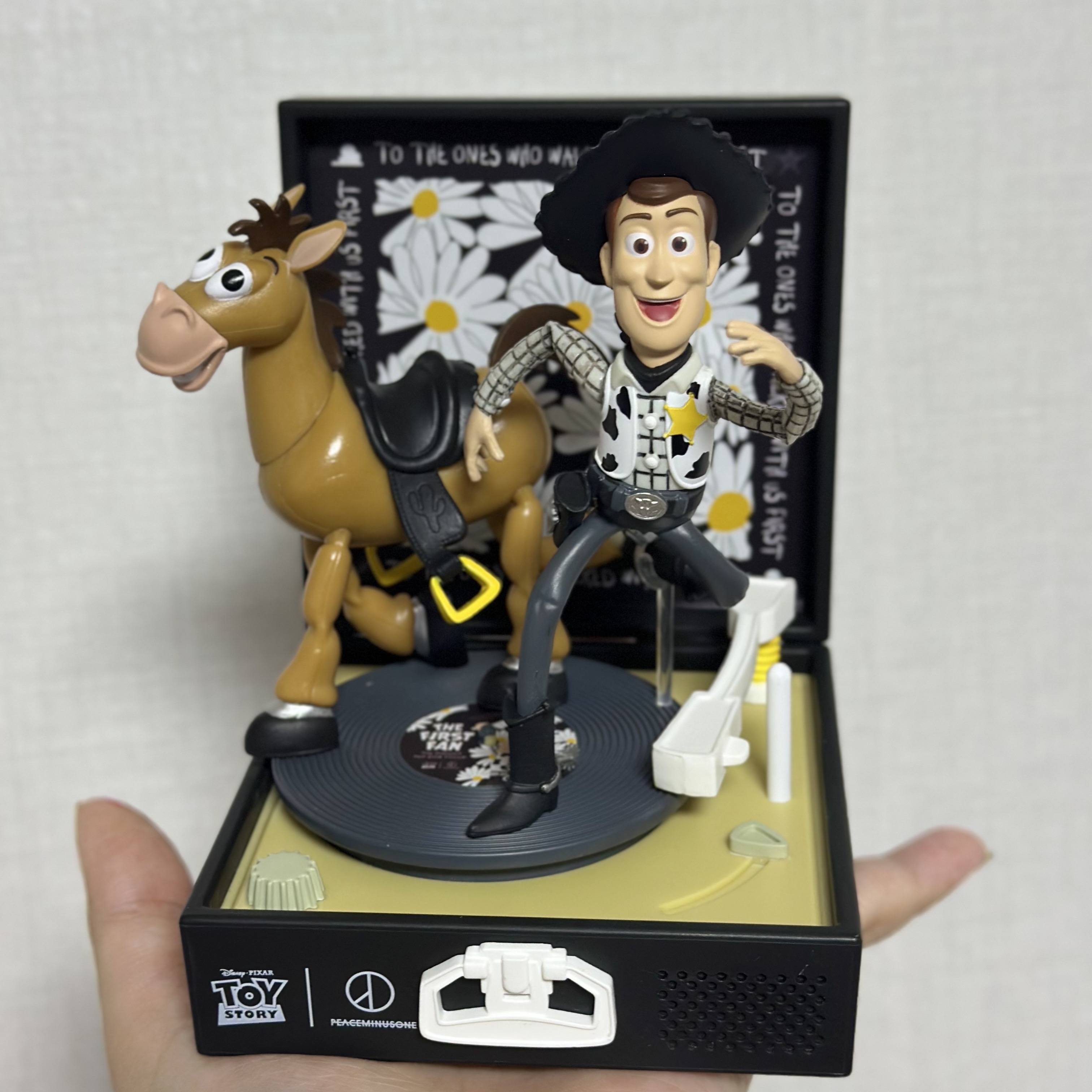 Peaceminusone x Toy Story The First Fan Diorama Figure Record Player 착용 스타일 - 1