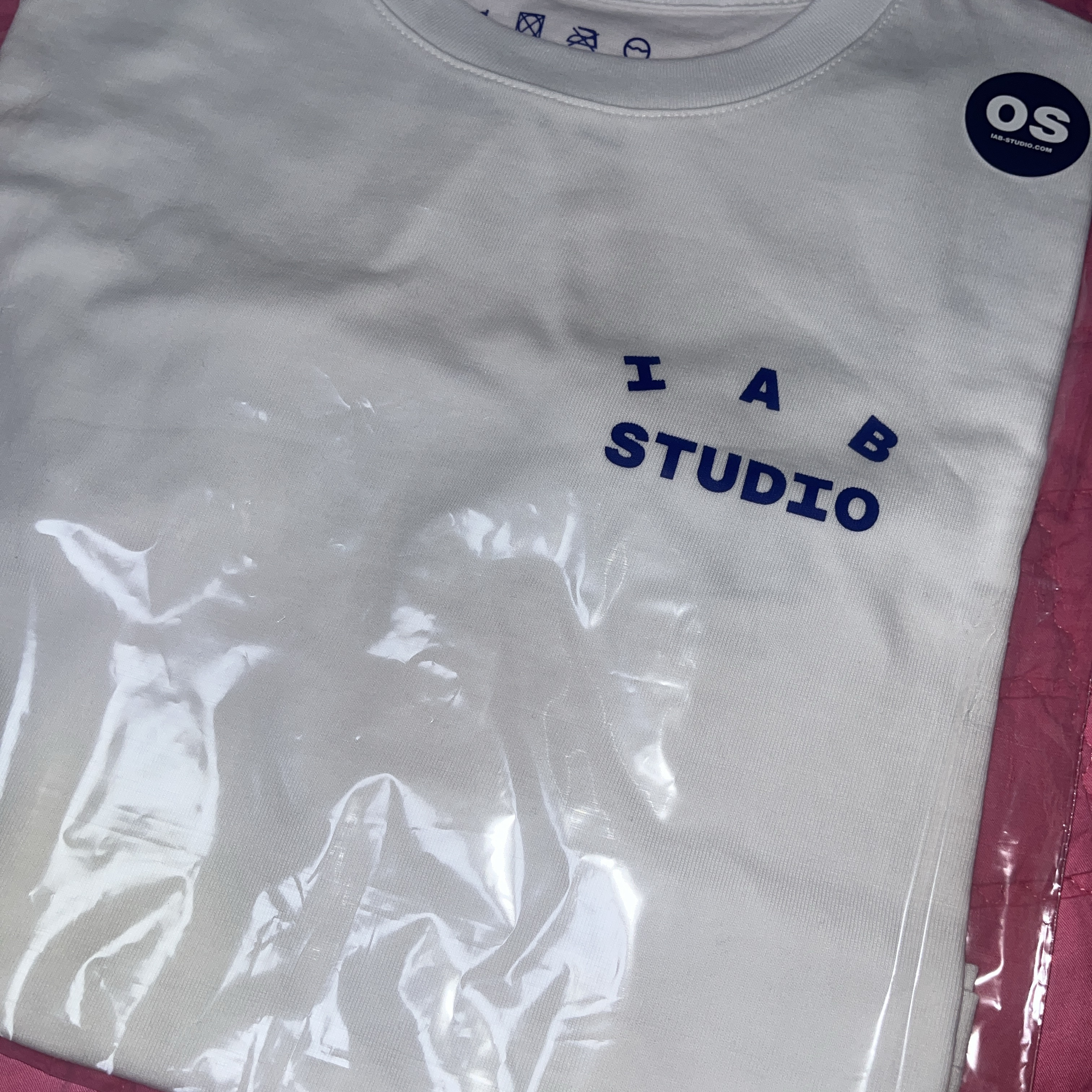 IAB Studio Cropped T-Shirt White Navy 착용 스타일
