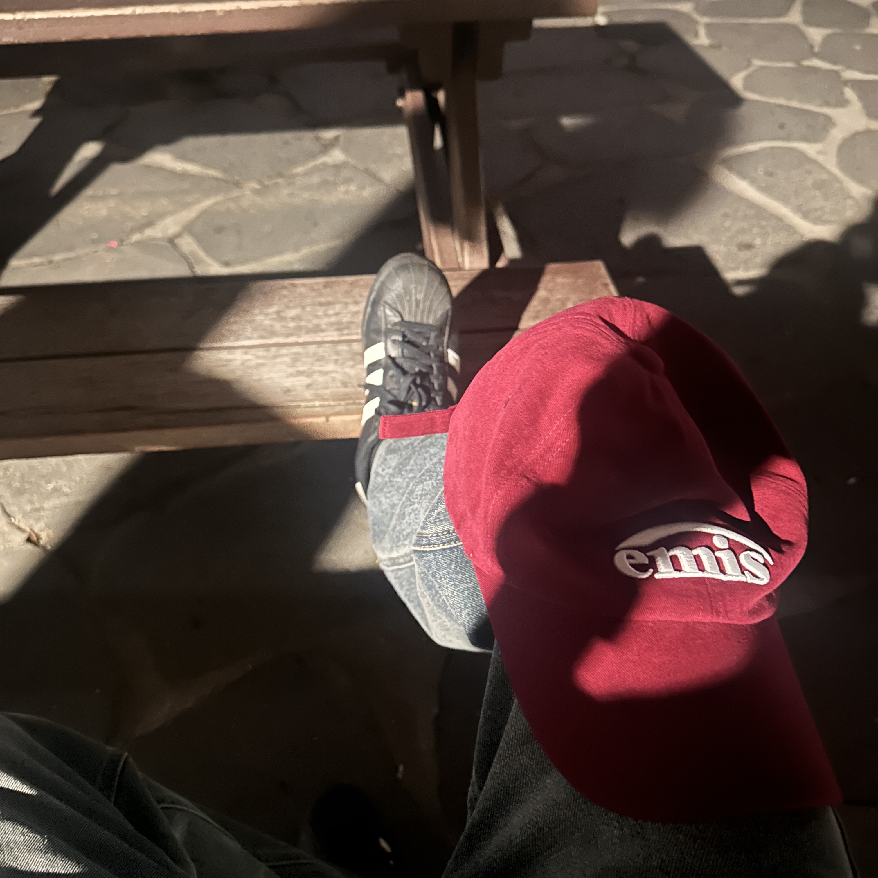 Emis New Logo Emis Cap Burgundy 착용 스타일