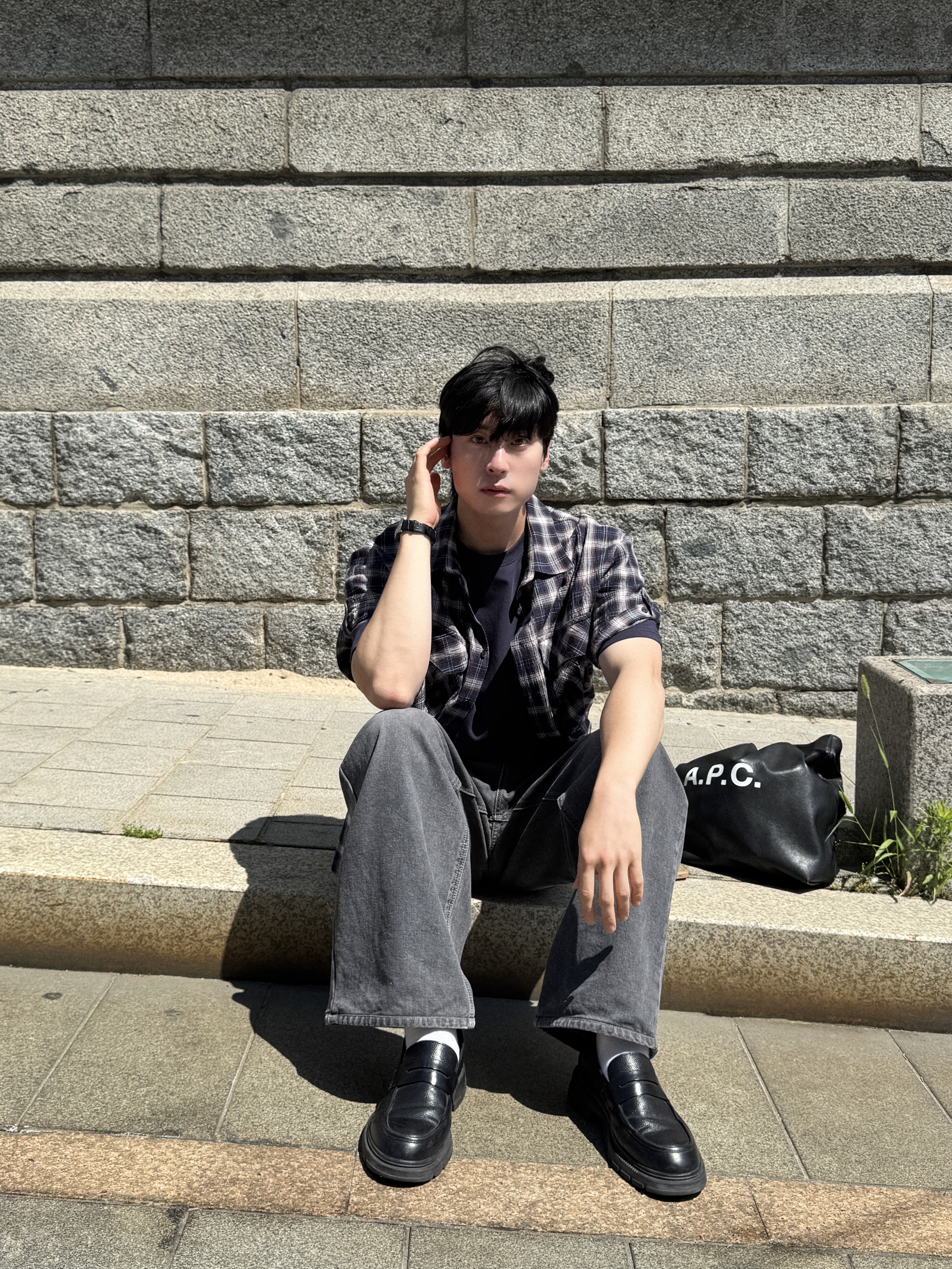 A.P.C. Ninon Tote Bag Black 착용 스타일 - 5