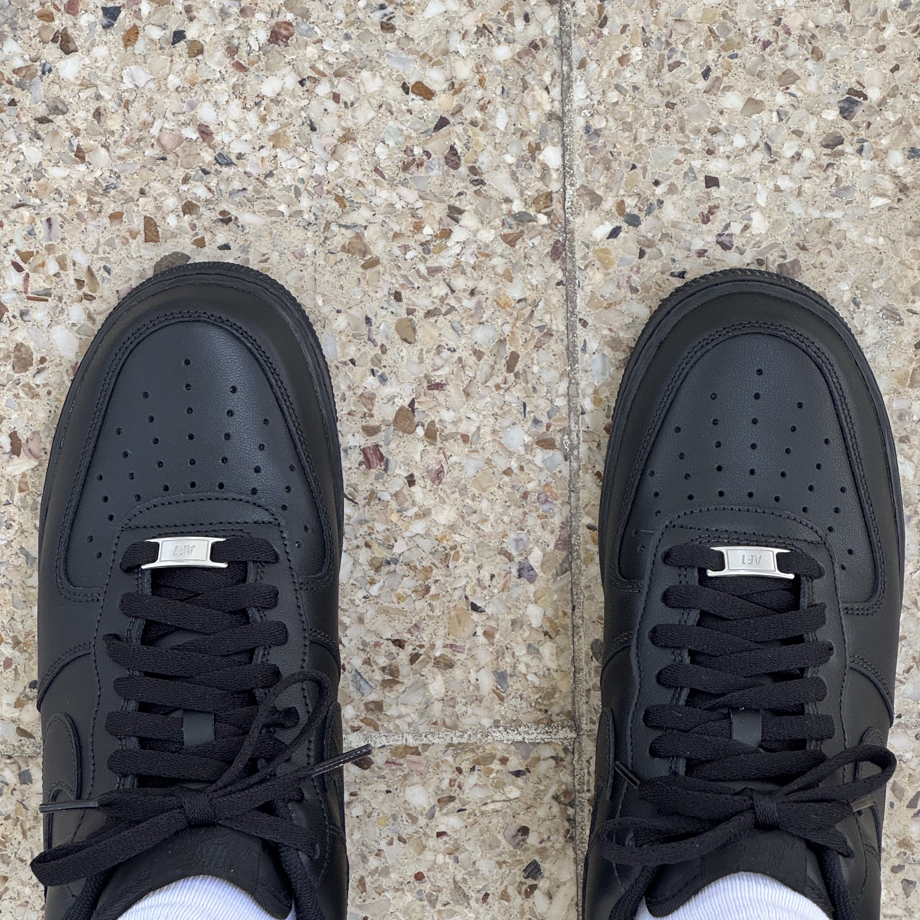 Nike Air Force 1 '07 Low Triple Black 착용 스타일