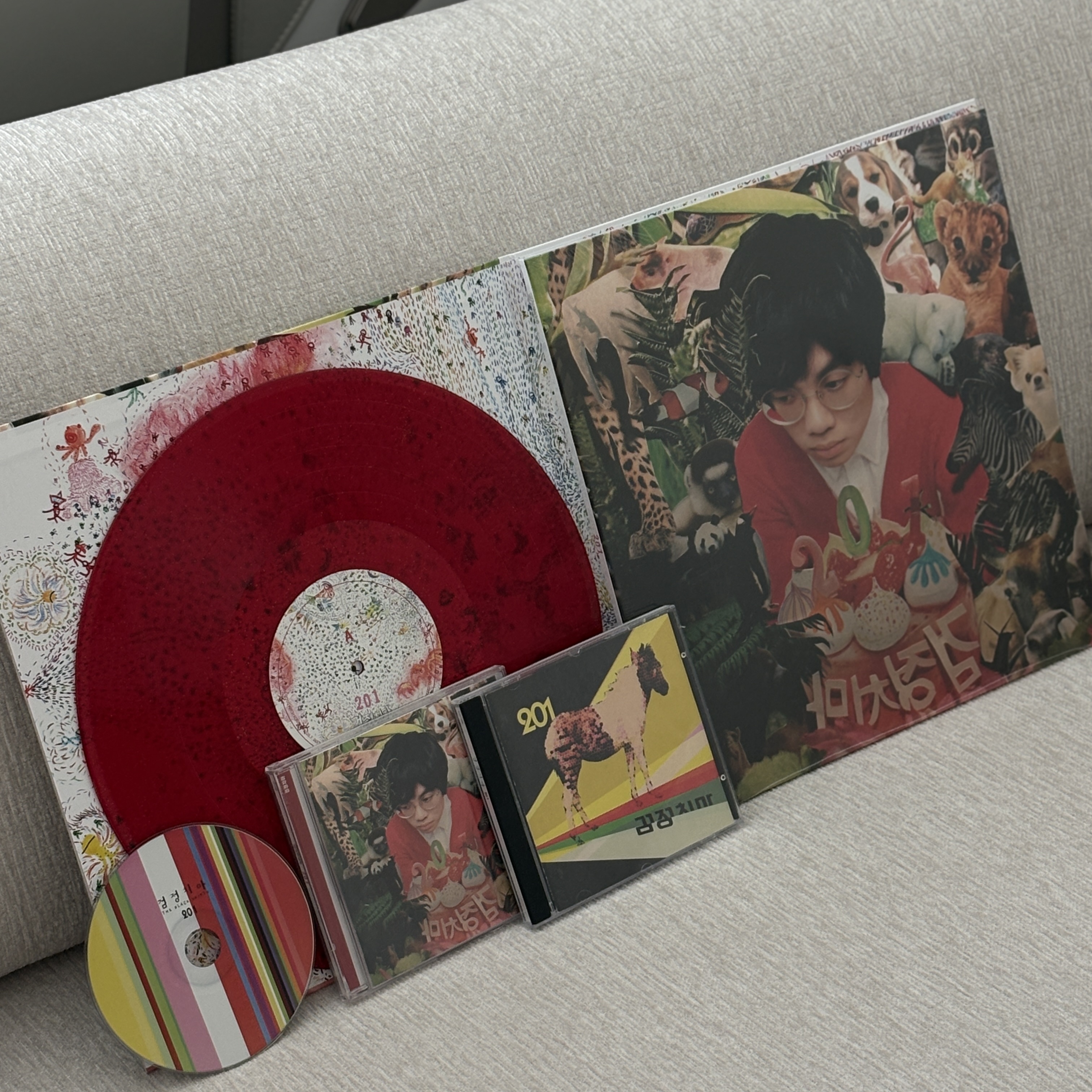 The Black Skirts 1st Album 201 LP Red Glitter 착용 스타일
