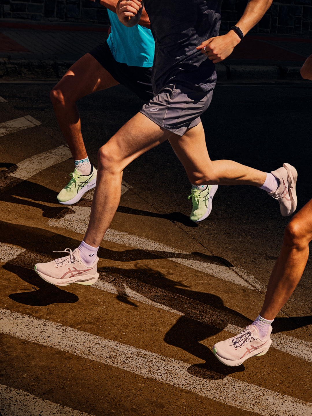 Asics Novablast 6 Rose Dust Illuminate Yellow - 2E Wide, Asics Novablast 6 Rose Dust Illuminate Yellow 착용 스타일 - 4