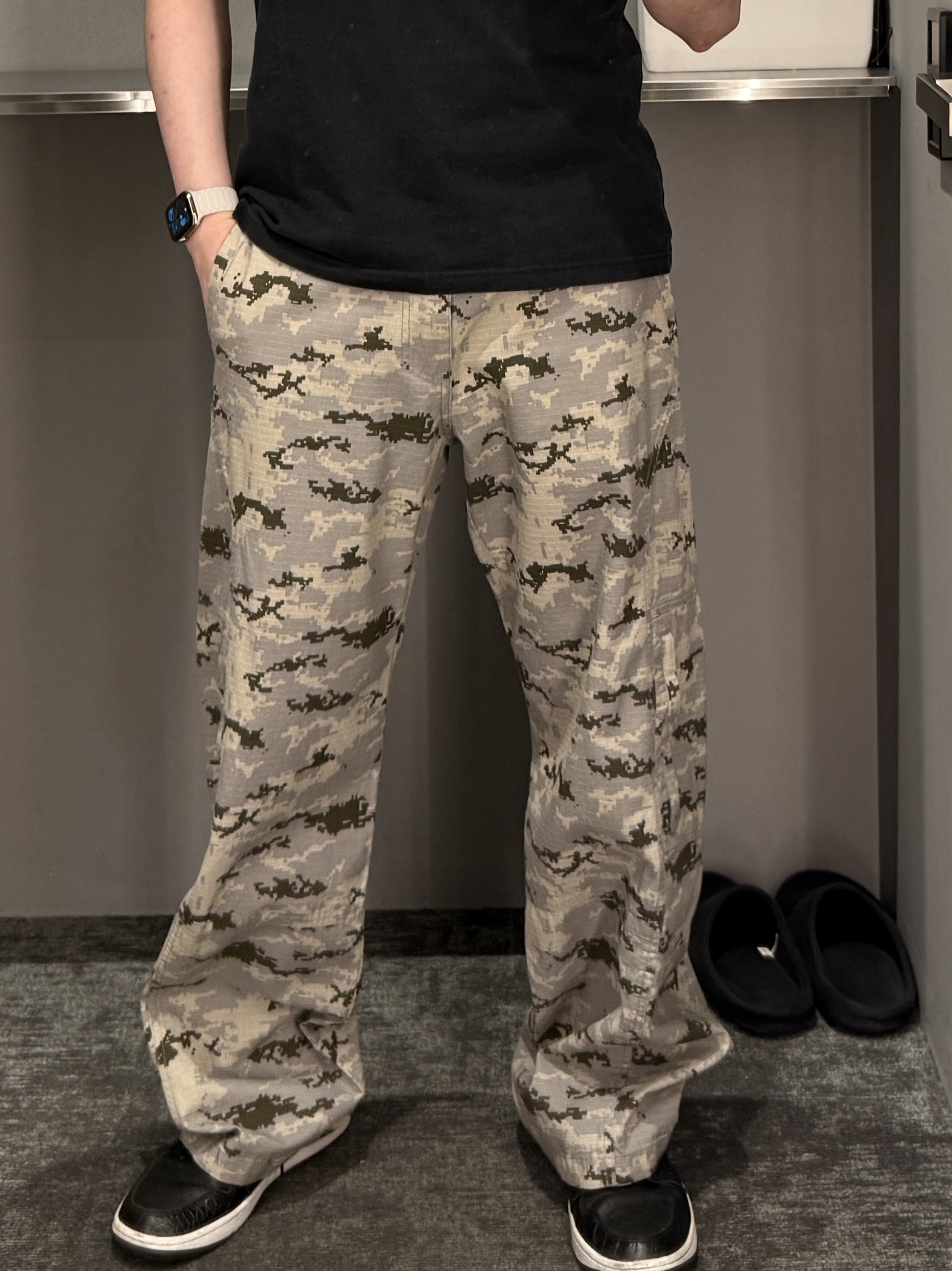 NOMANUAL N.P Utility Pants Digital Camo 착용 스타일