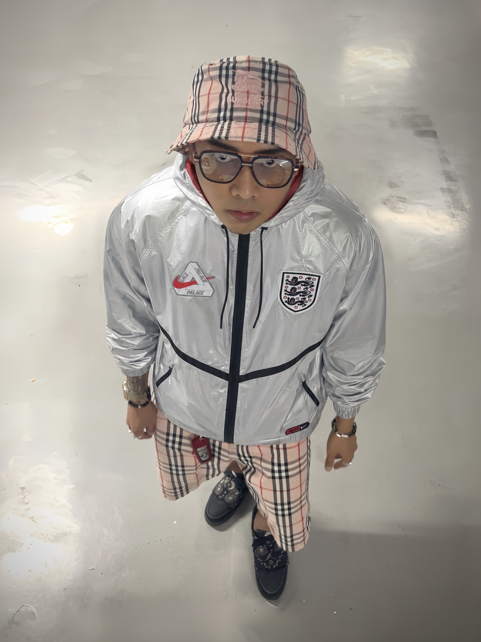 Supreme x Burberry Crusher Pink - 22SS, Supreme x Burberry Denim Shorts Pink - 22SS 착용 스타일