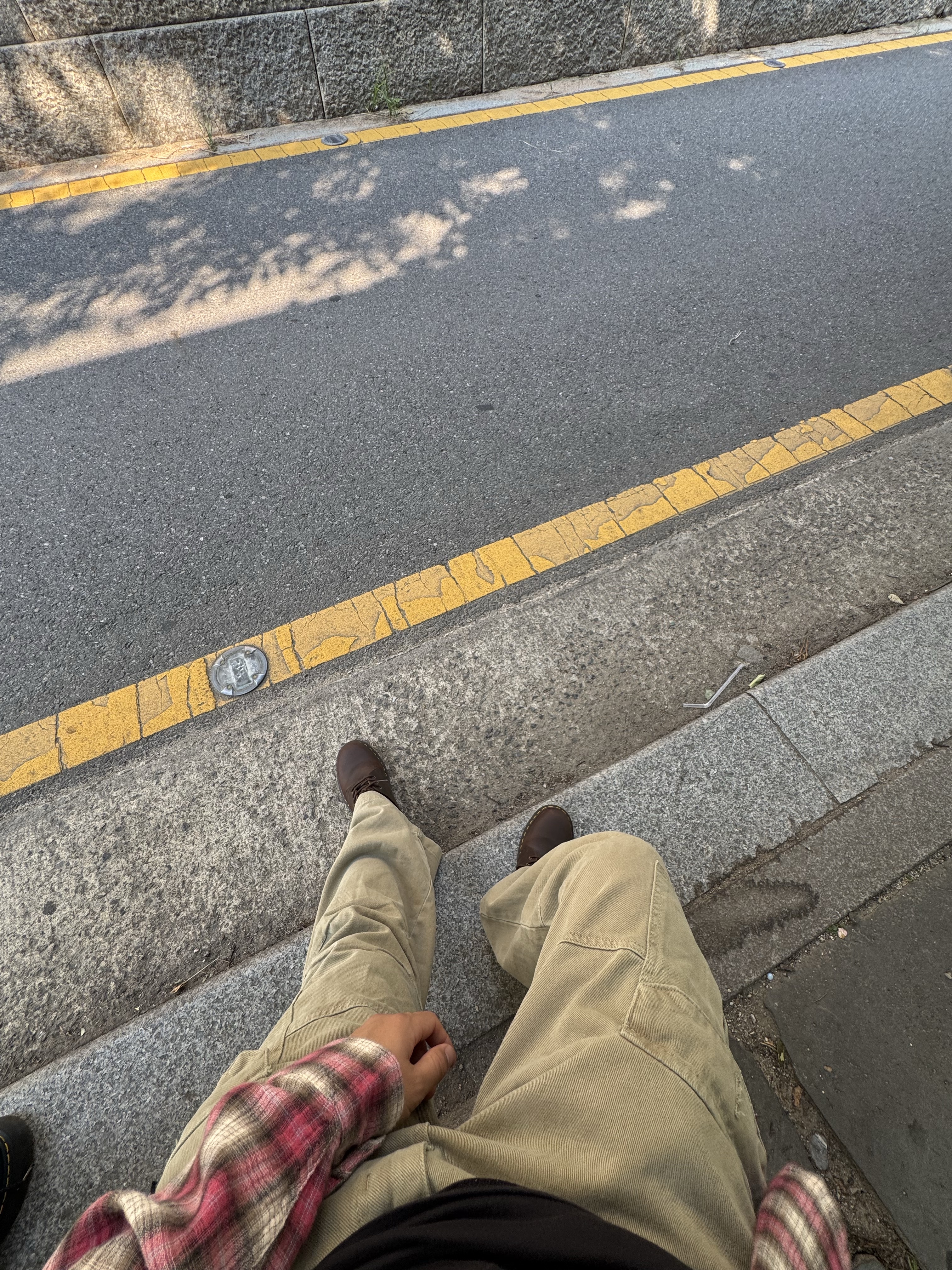 Dr. Martens 1461 Crazy Horse Dark Brown, Hatchingroom x Mascompany Haema Bag Lemon 착용 스타일 - 2