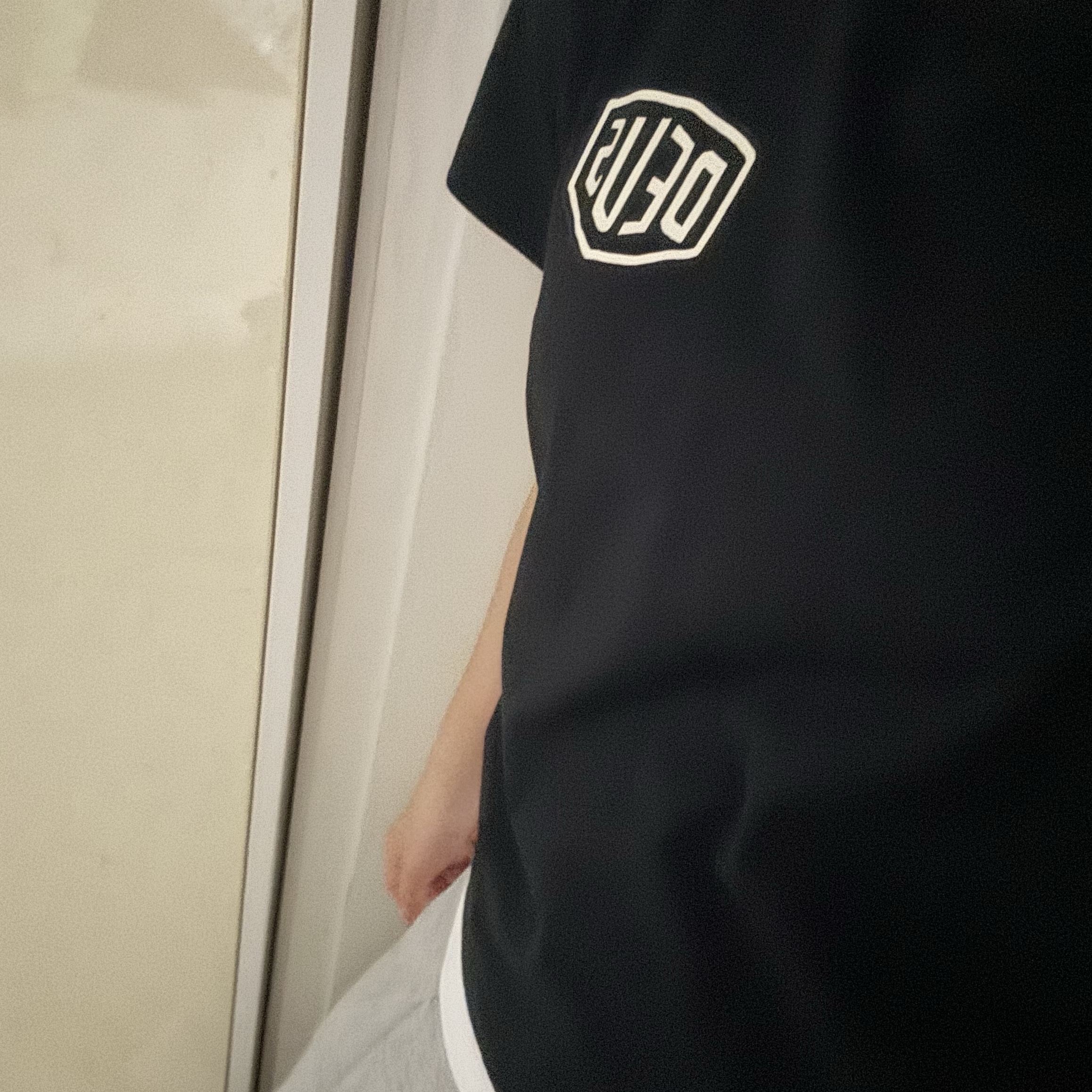 (W) Deus Ex Machina Seoul College Address T-Shirt Black 착용 스타일 - 2