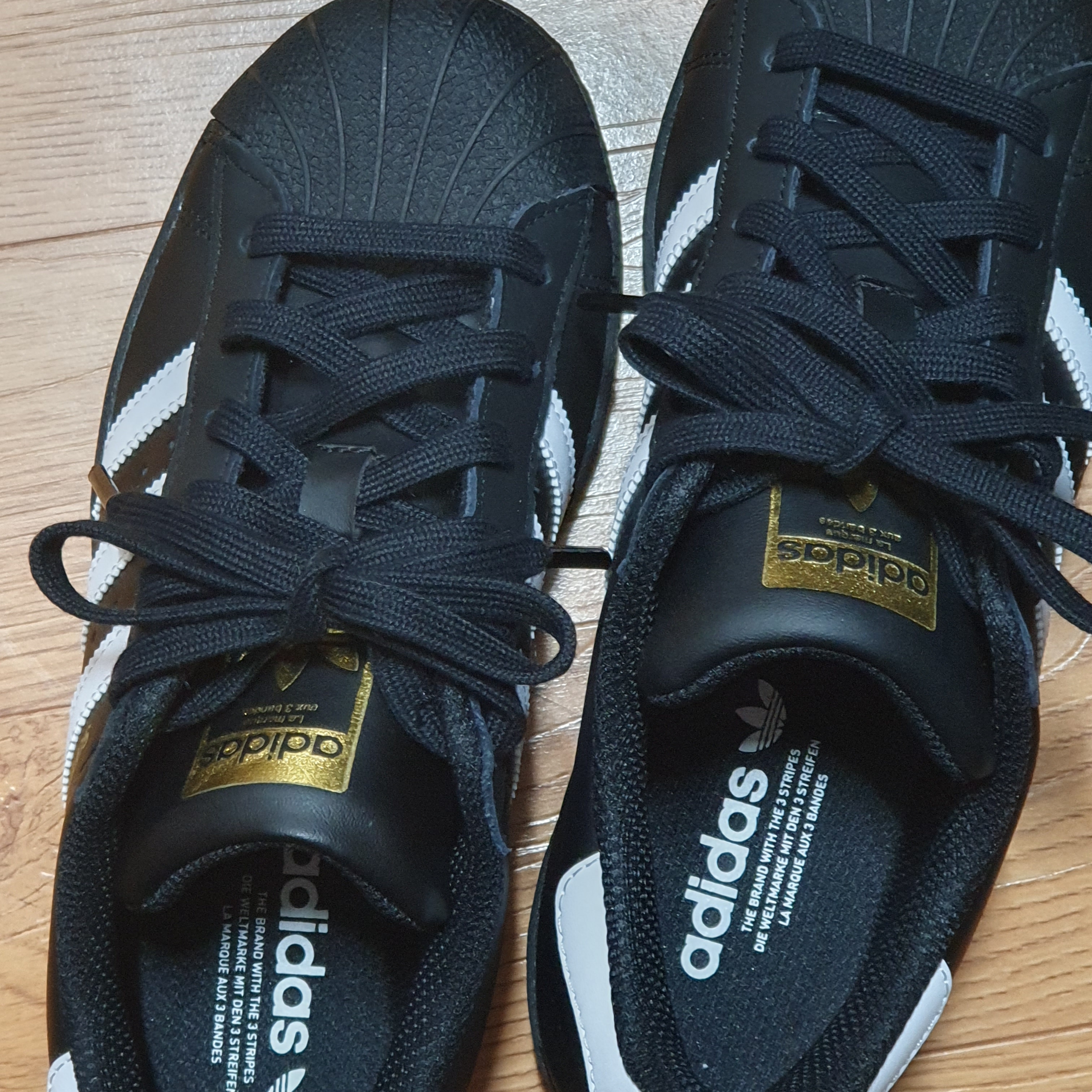 Adidas Superstar Core Black White 착용 스타일