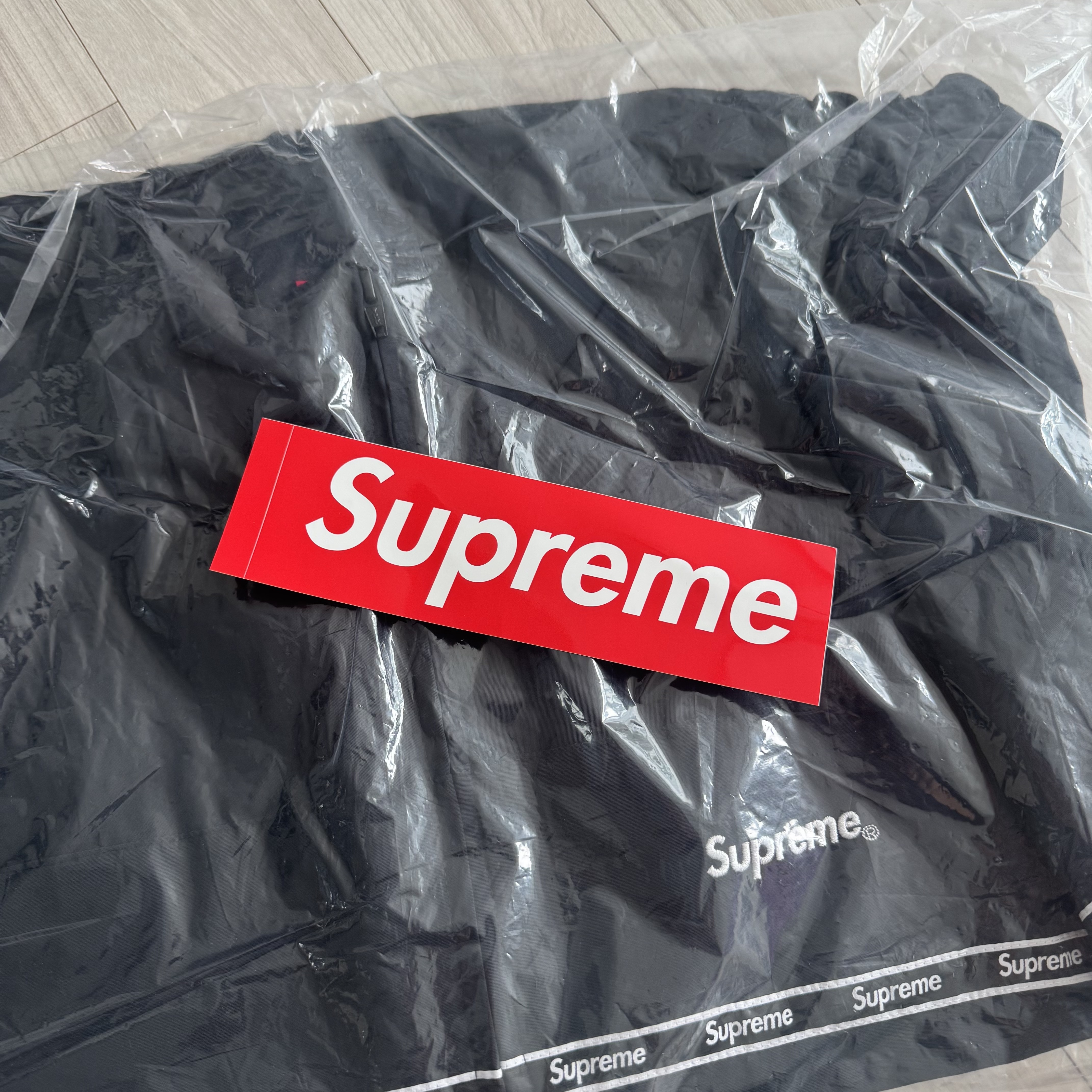 Supreme Logo Taping Track Jacket Black - 26SS 착용 스타일