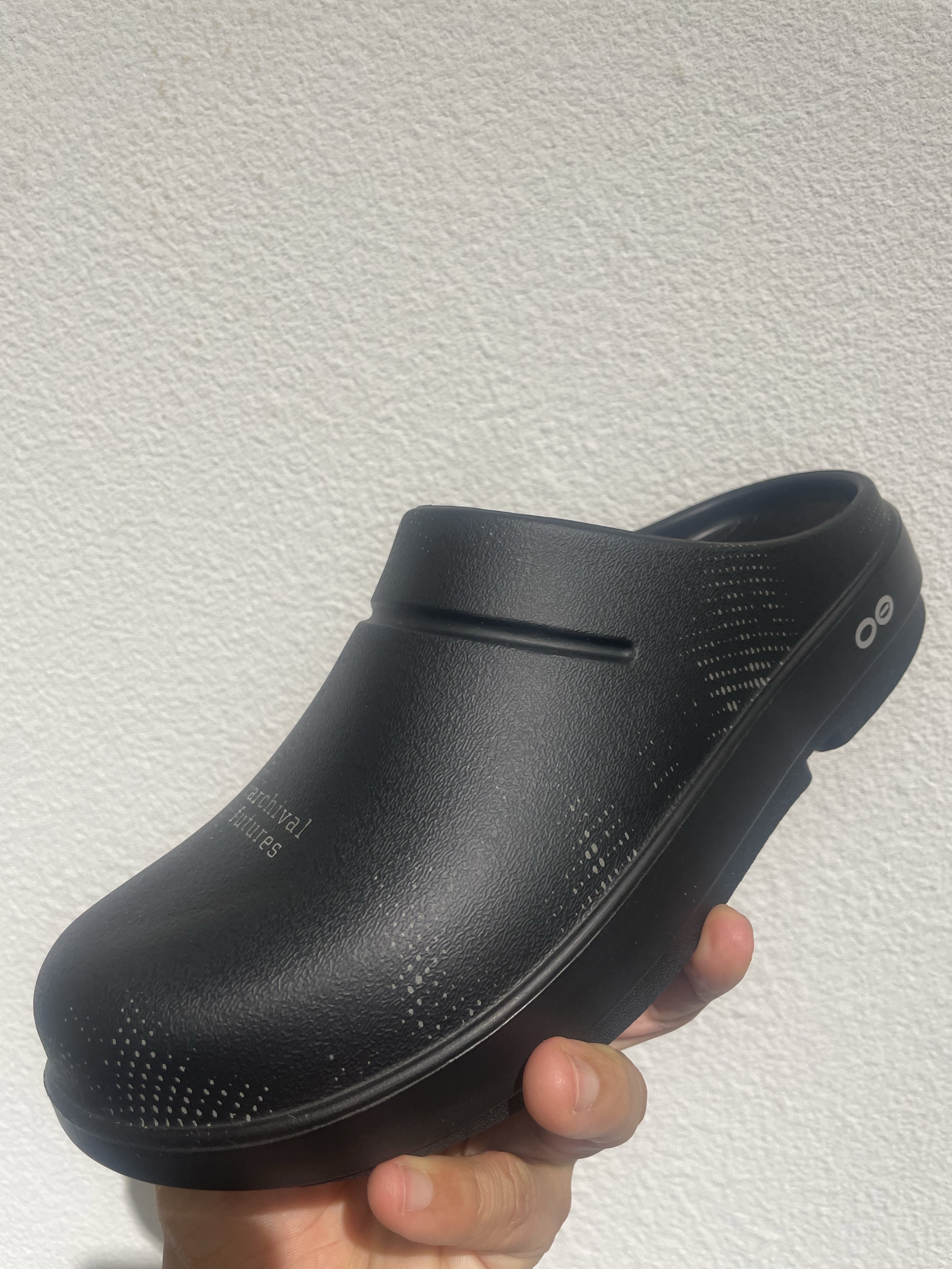 Polyteru x Oofos OOcloog Black 착용 스타일 - 2