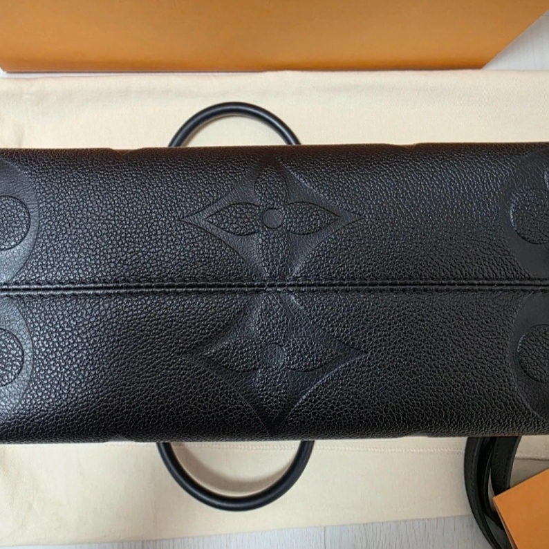 Louis Vuitton Onthego PM Monogram Empreinte Black, Louis Vuitton OnTheGo PM Monogram Empreinte Black 착용 스타일 - 6