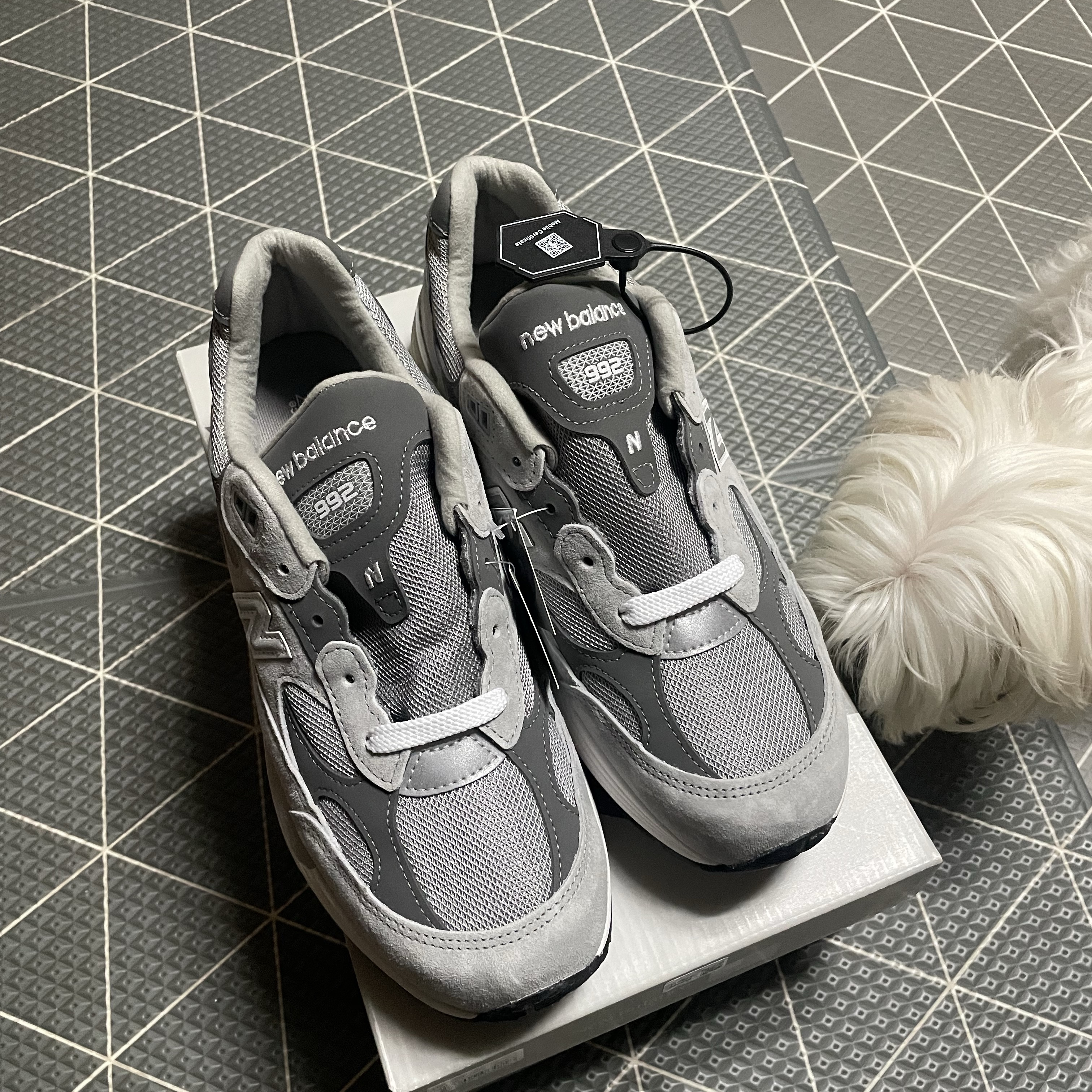 New Balance 992 Made in USA Core Grey Silver Metallic 착용 스타일