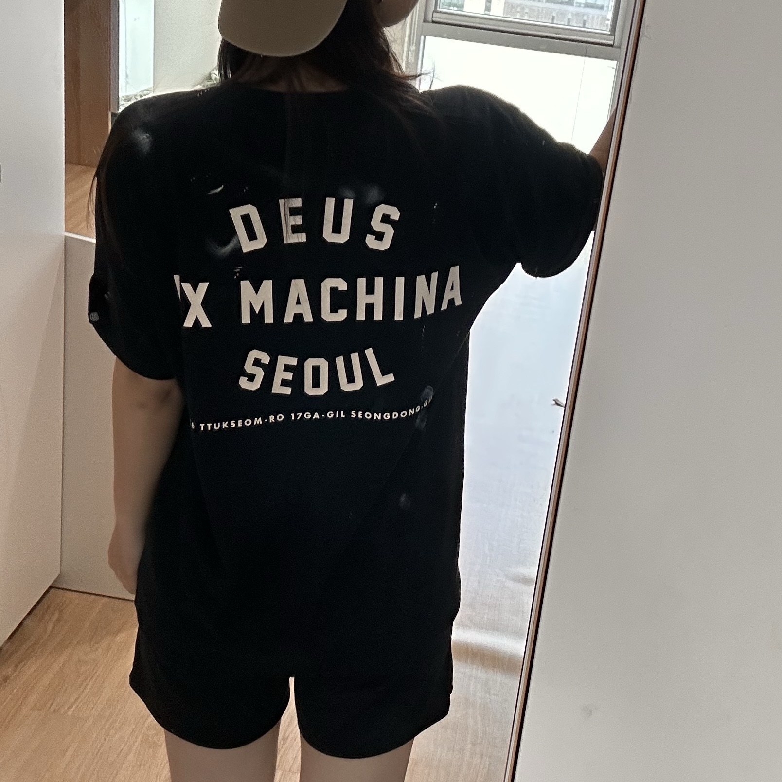 Deus Ex Machina Deus Seoul College Address T-Shirt Black 착용 스타일 - 1