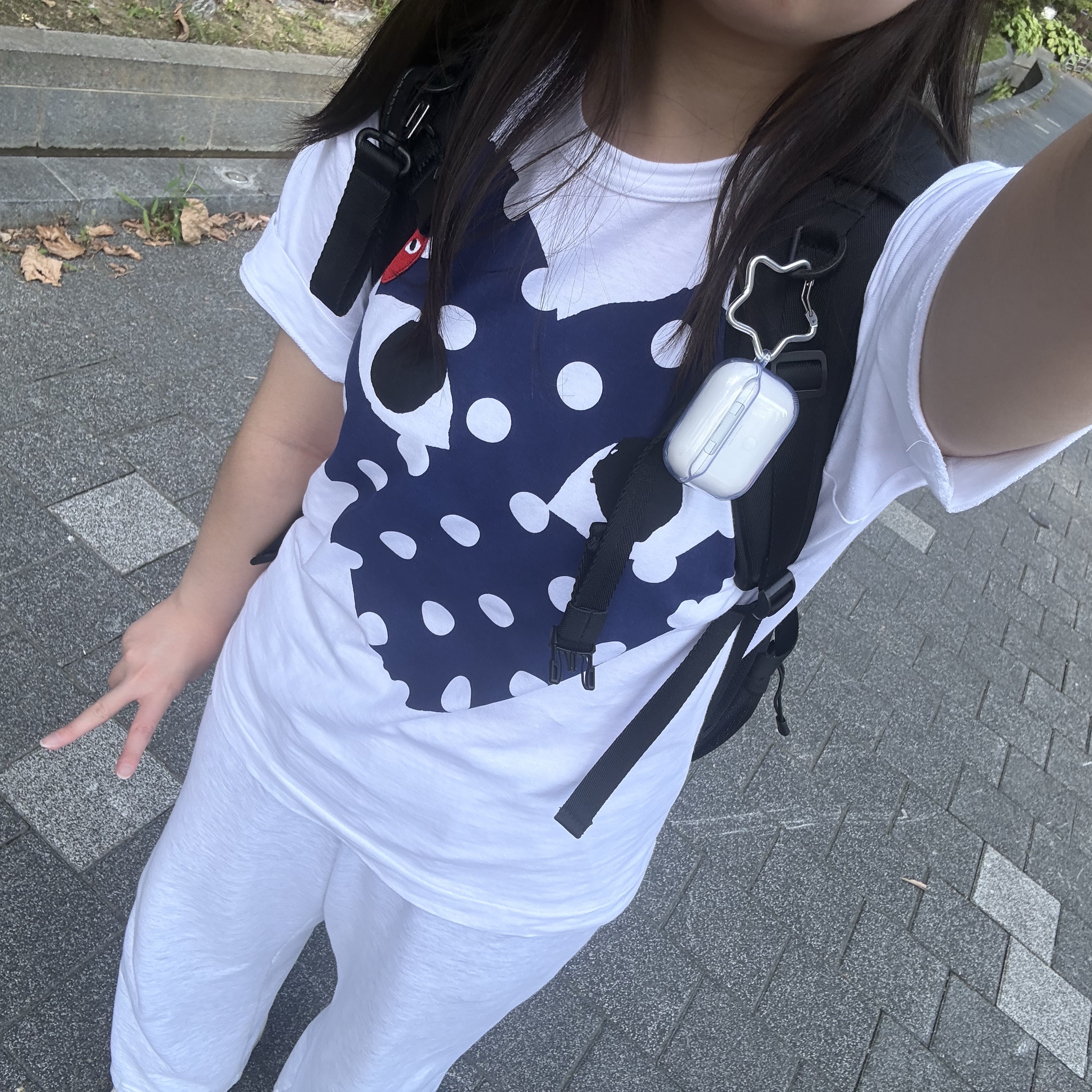 Play Comme des Garcons Red Heart Printed Blue Heart T-Shirt White 착용 스타일 - 1