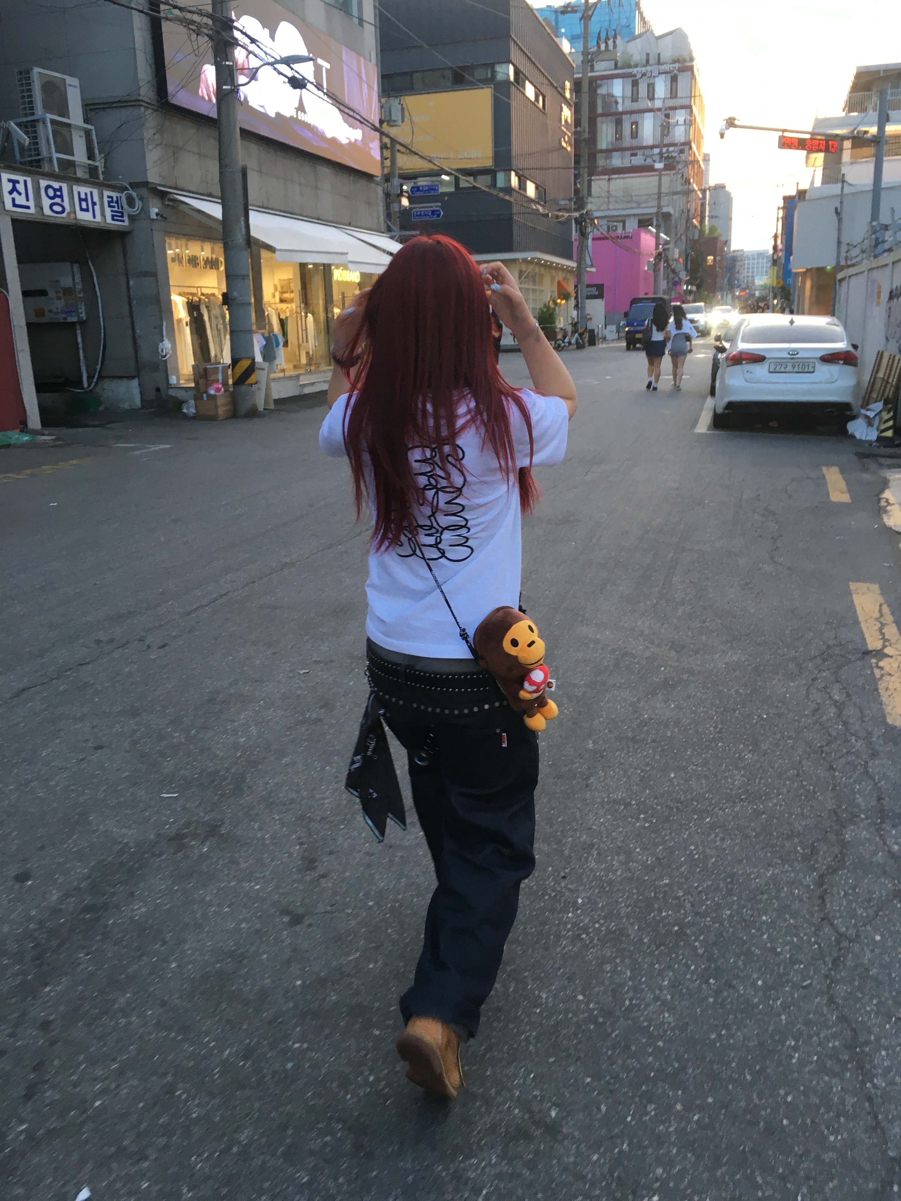 BAPE Baby Milo Plush Mobile Bag Brown, YESEYESEE C-Logo Tee White 착용 스타일 - 2