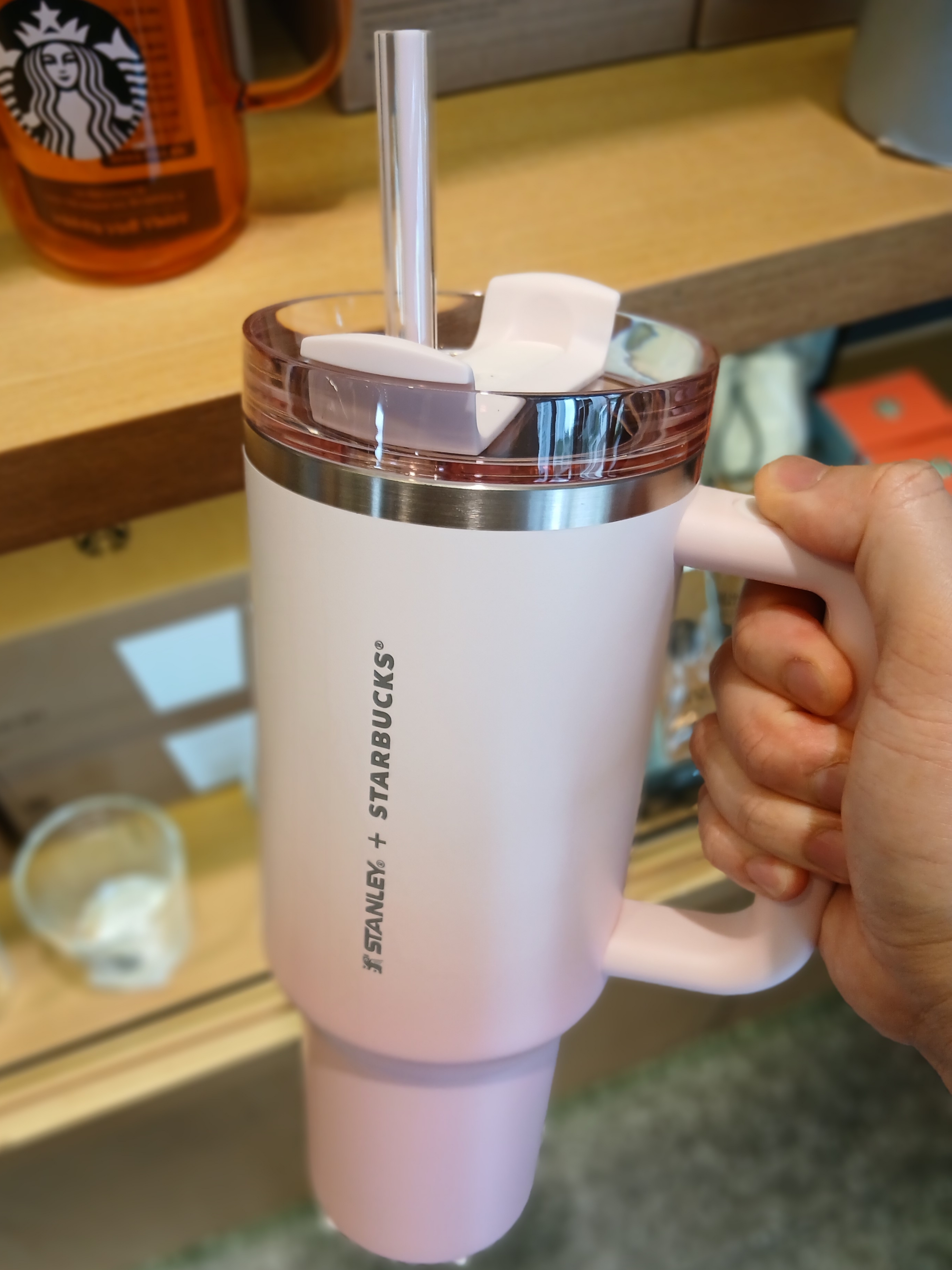 Starbucks SS Stanley Signature Quencher Tumbler 591ml, Starbucks SS Stanley Signature Quencher Tumbler 887ml 착용 스타일 - 4