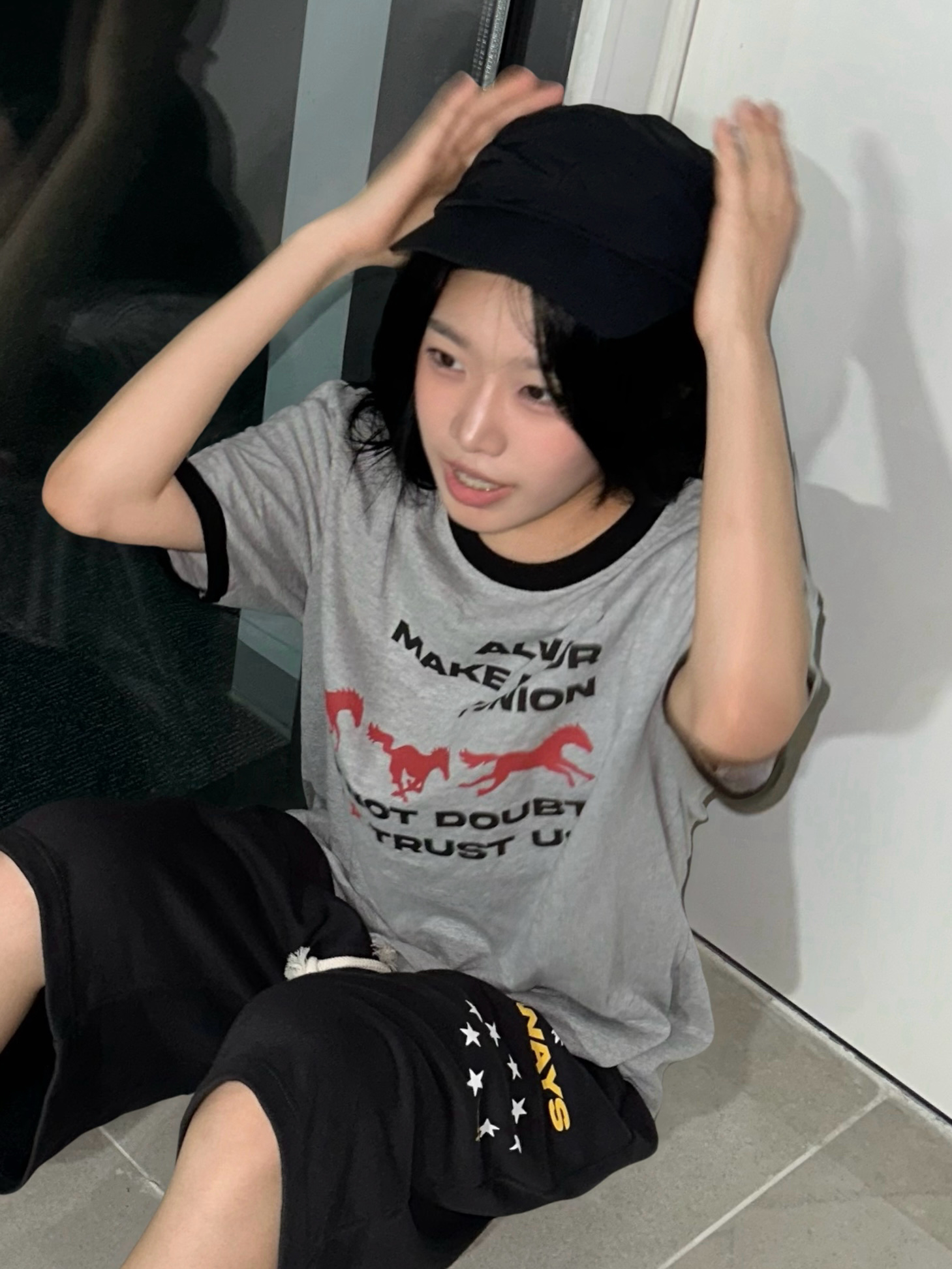 AMOU Horse One Tuck Bermuda Pants Black, AMOU Runing Horse Ringer T-Shirts Gray 착용 스타일 - 3