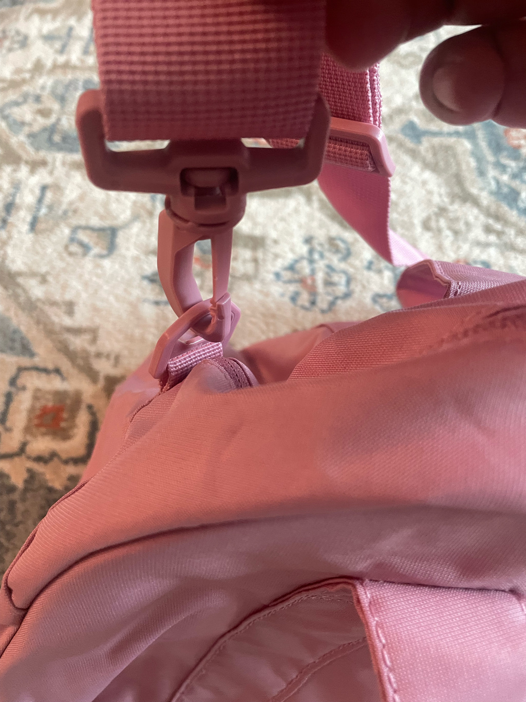 Nike Gym Club Duffle Bag 24L Elemental Pink White 착용 스타일 - 4