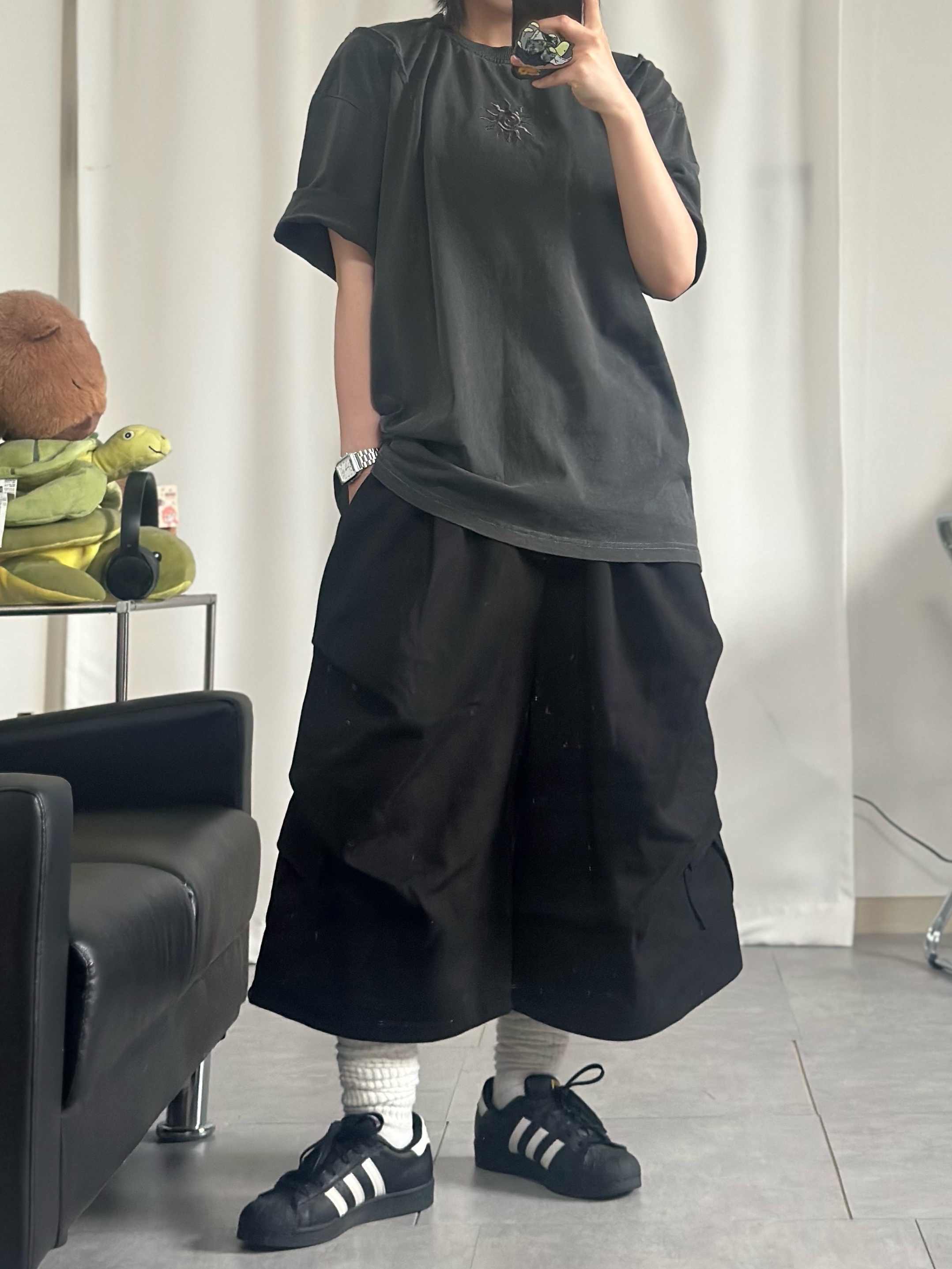 Adidas Superstar Core Black White 착용 스타일 - 3