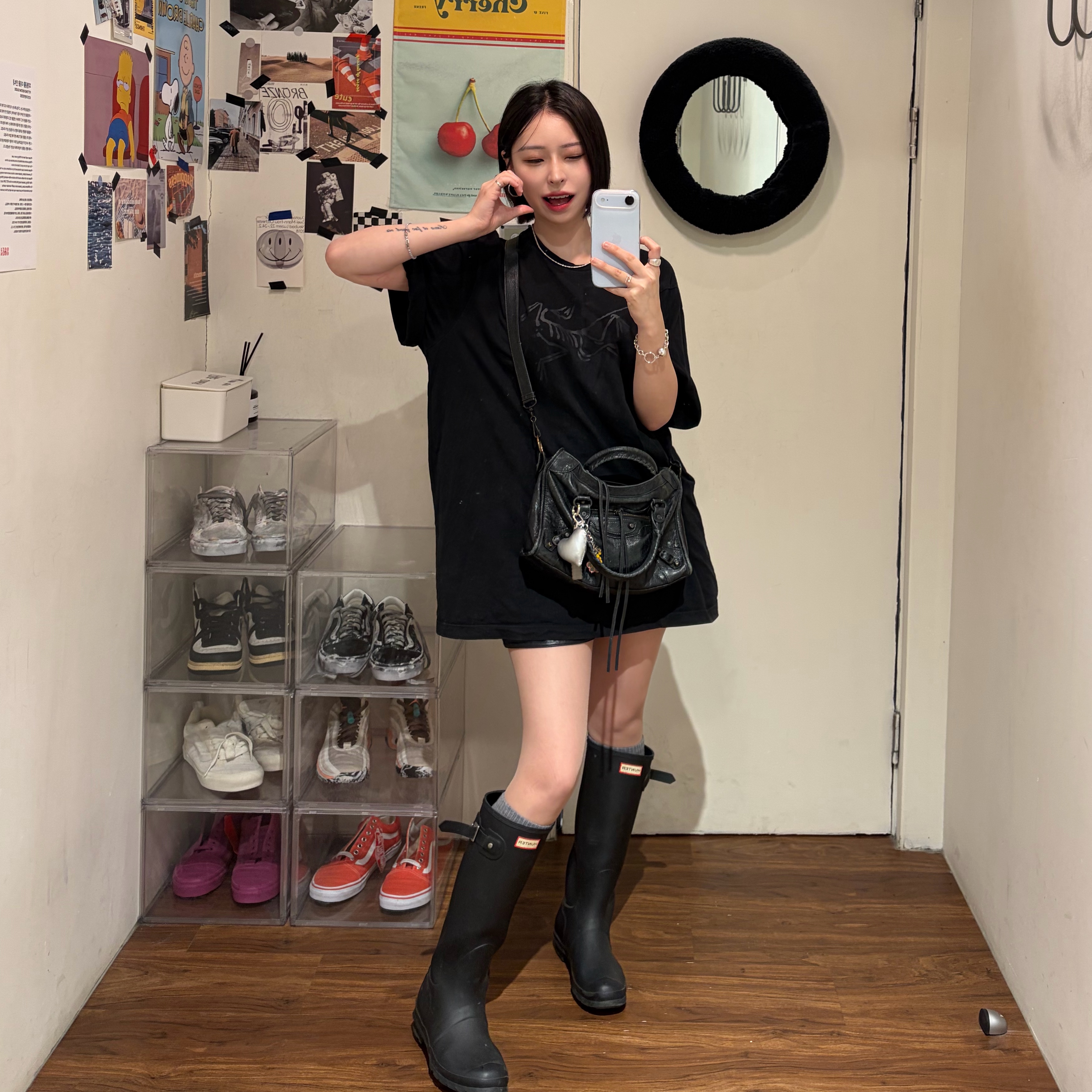 (W) Hunter Original Tall Rain Boots Black, Balenciaga Le City Small Bag Black 착용 스타일 - 2
