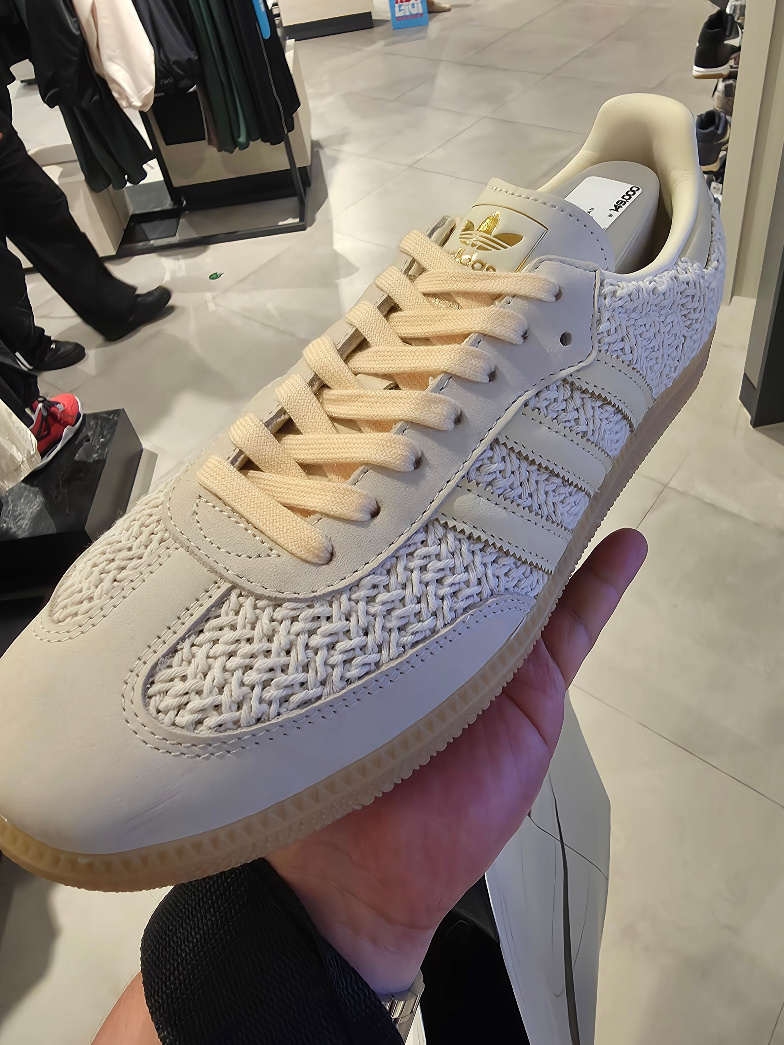 New Era x Fear of God Essentials Retro Crown 9FIFTY Strapback Navy, New Balance Rebound Flip Flop Light Yellow 착용 스타일 - 4